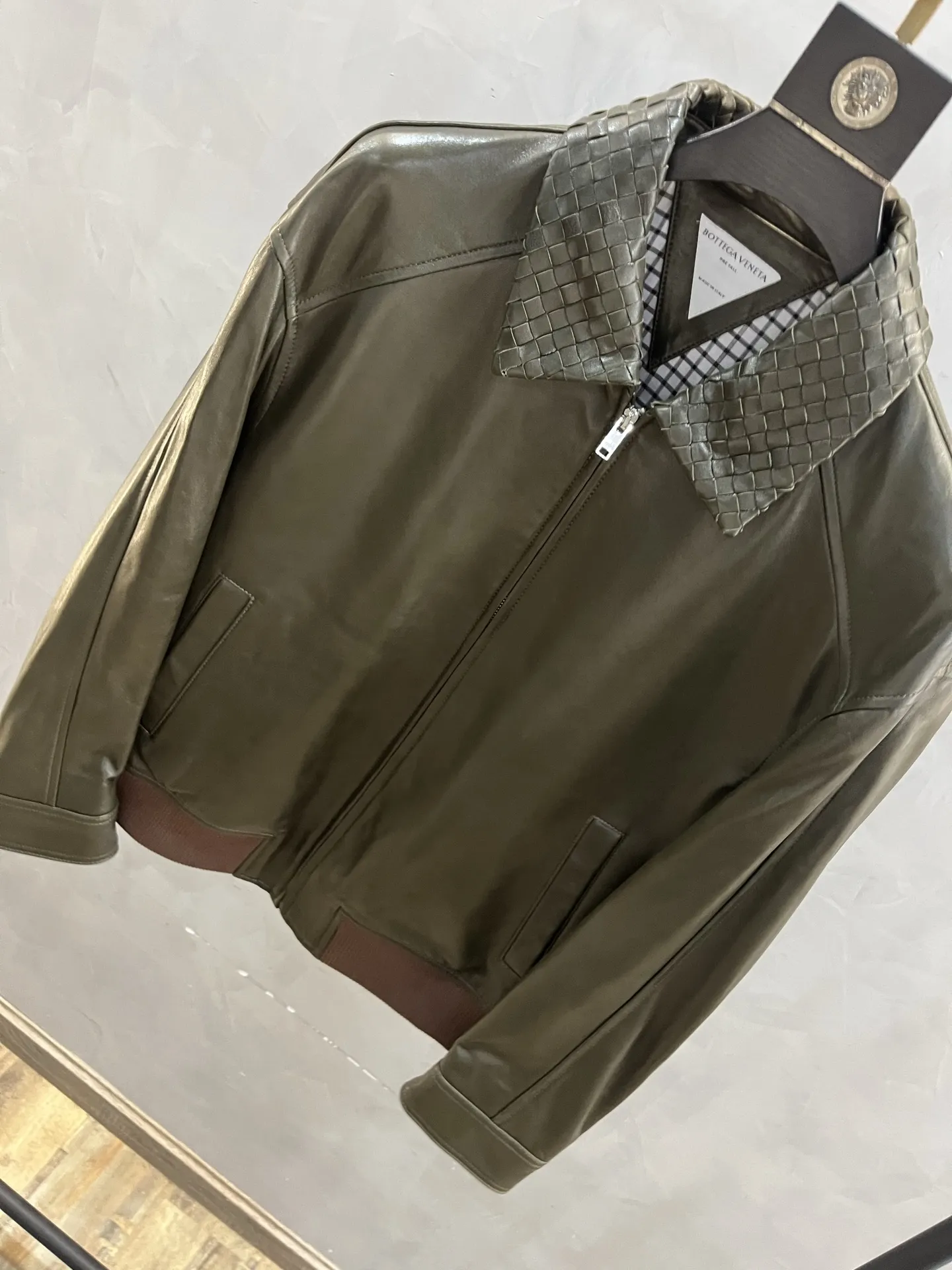 BOTTEGA VENETA Мужская кожаная куртка с воротником