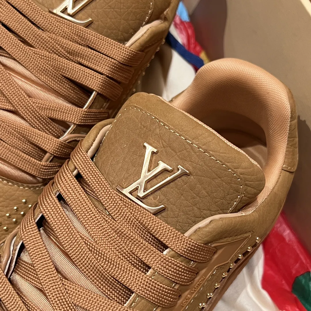 LOUIS VUITTON Кроссовки LV Trainer  из зернистого нубука с металлическими декоративными гвоздиками