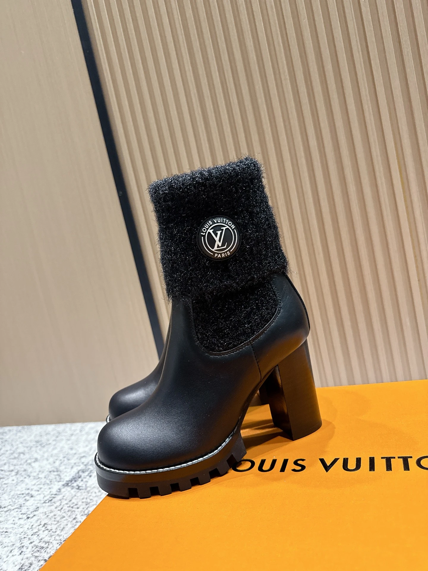 LOUIS VUITTON Женские ботильоны из кожи и шерсти LOUIS VUITTON Женские ботильоны из кожи и шерсти