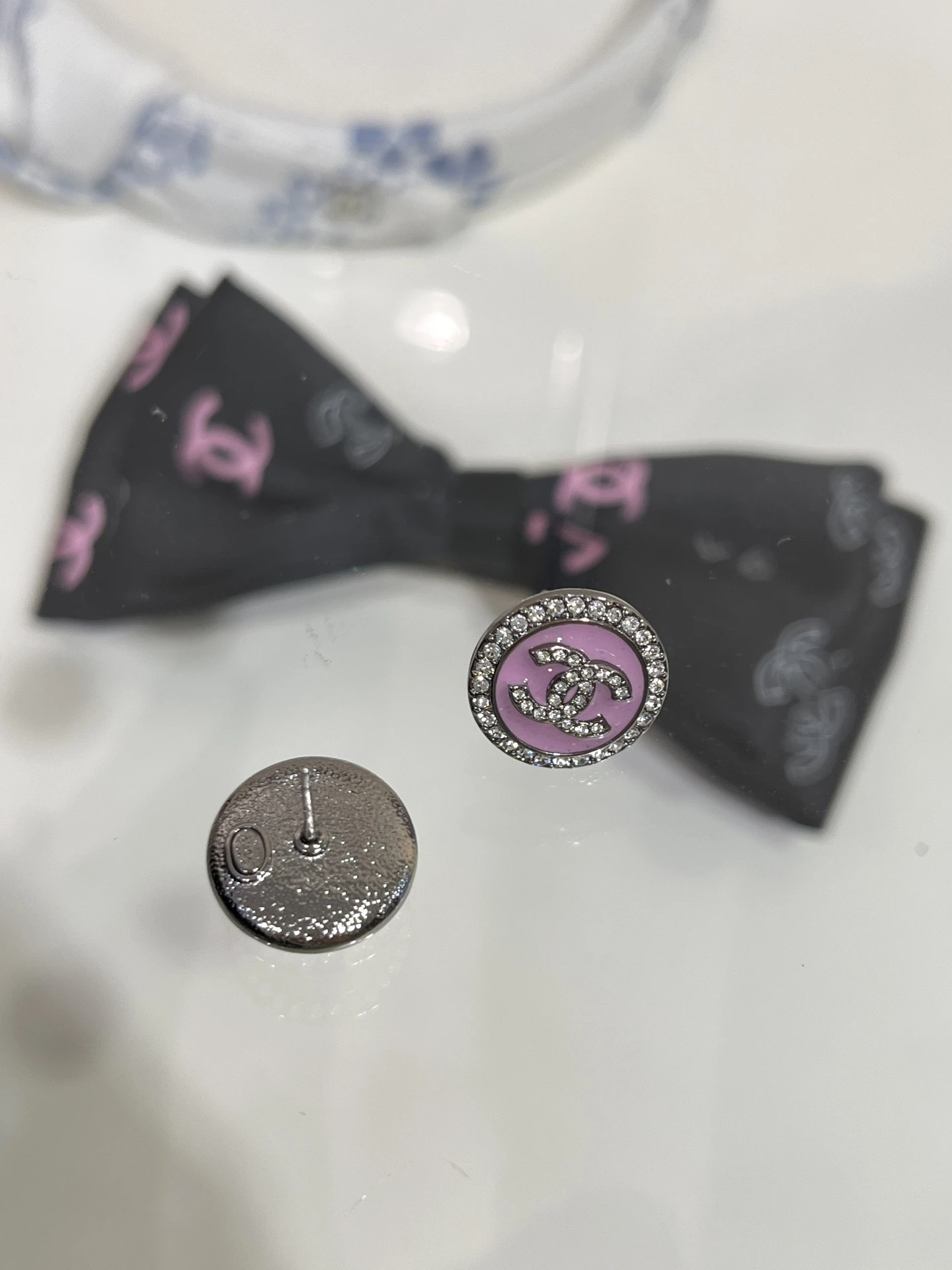 CHANEL Женские серьги из латуни с эмалью