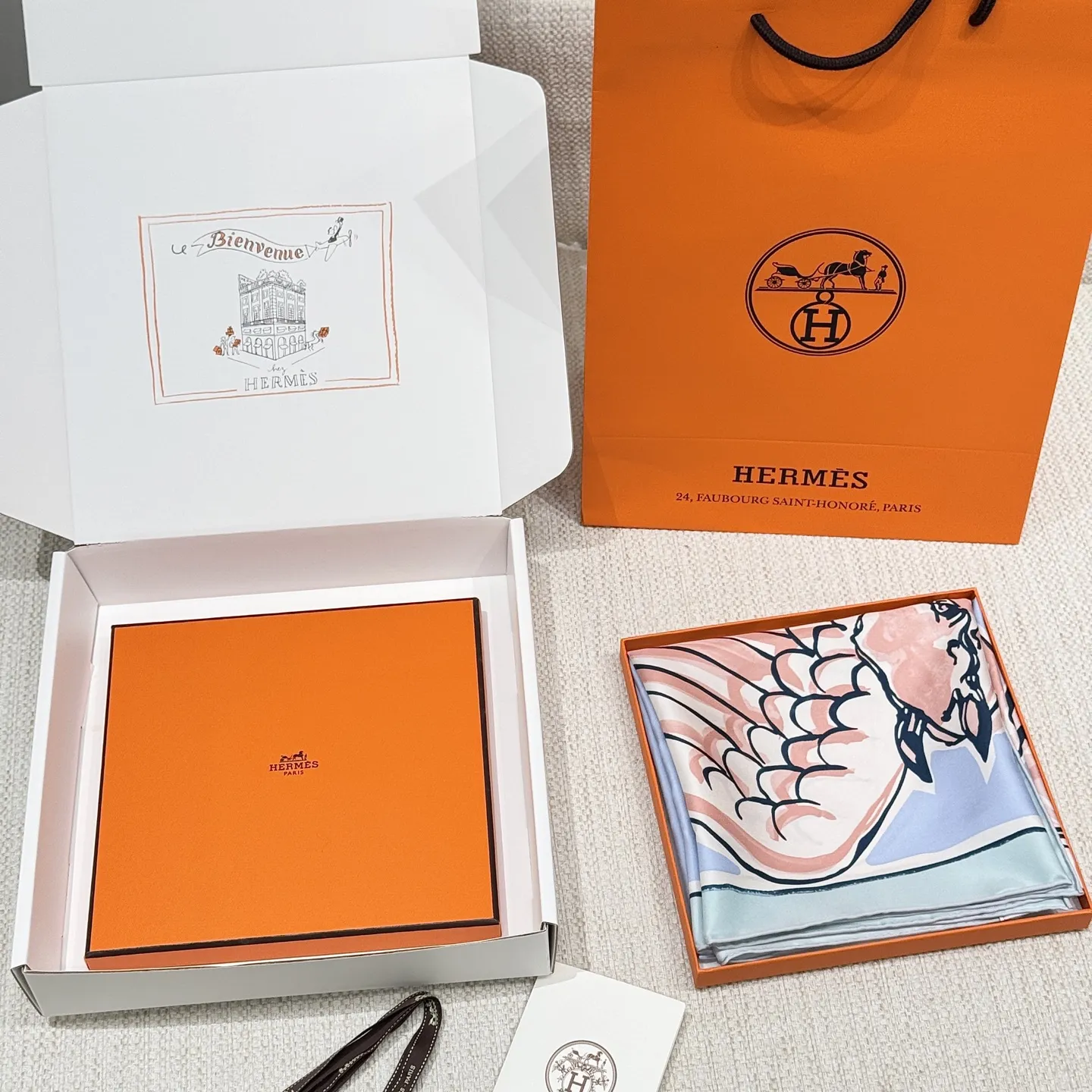 HERMES Женский платок из шелка с летающей лошадью HERMES Женский платок из шелка с летающей лошадью