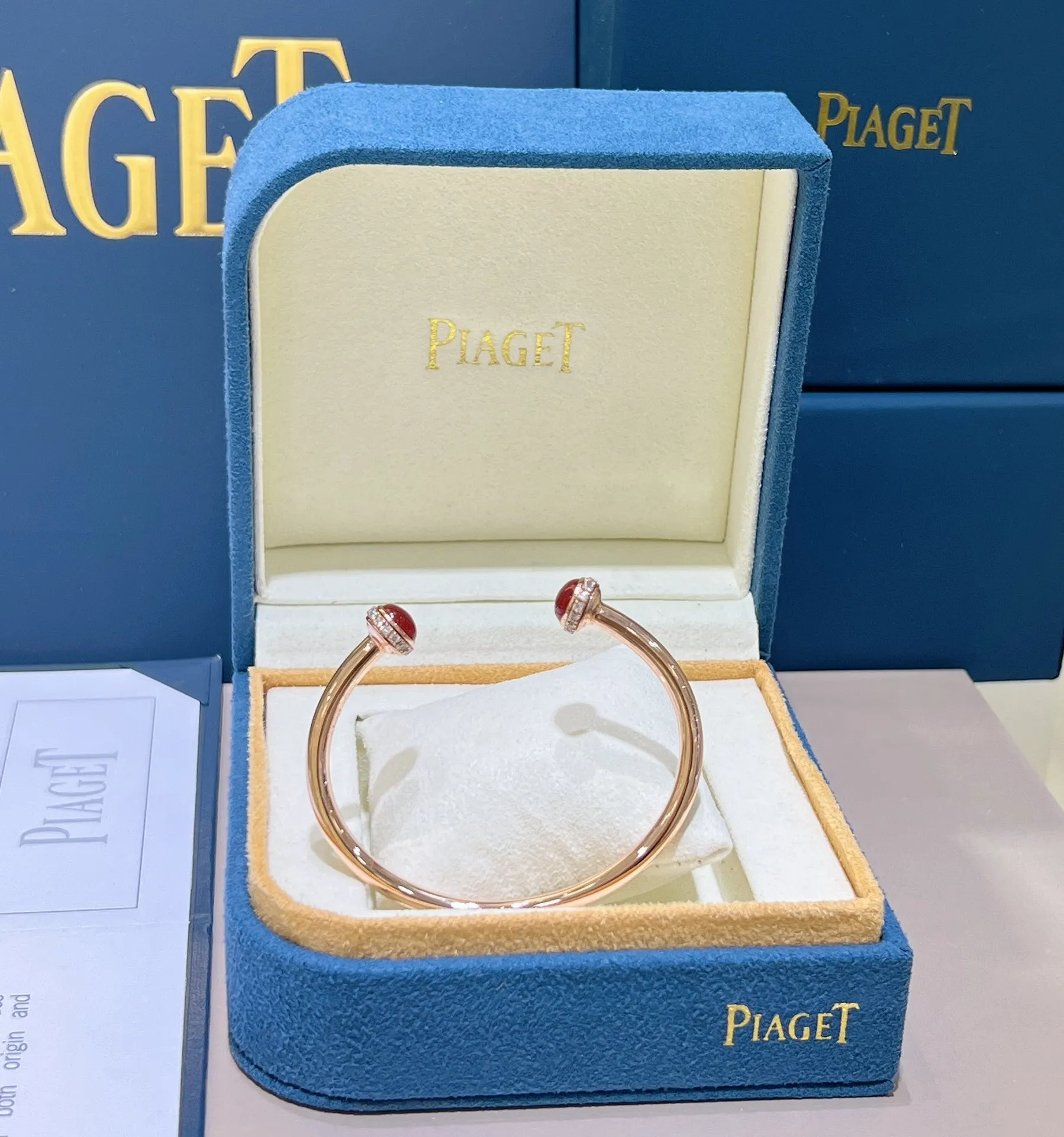 PIAGET Браслет открытый Possesion желтое золото, бриллианты и красного агата PIAGET Браслет открытый Possesion желтое золото, бриллианты и красного агата