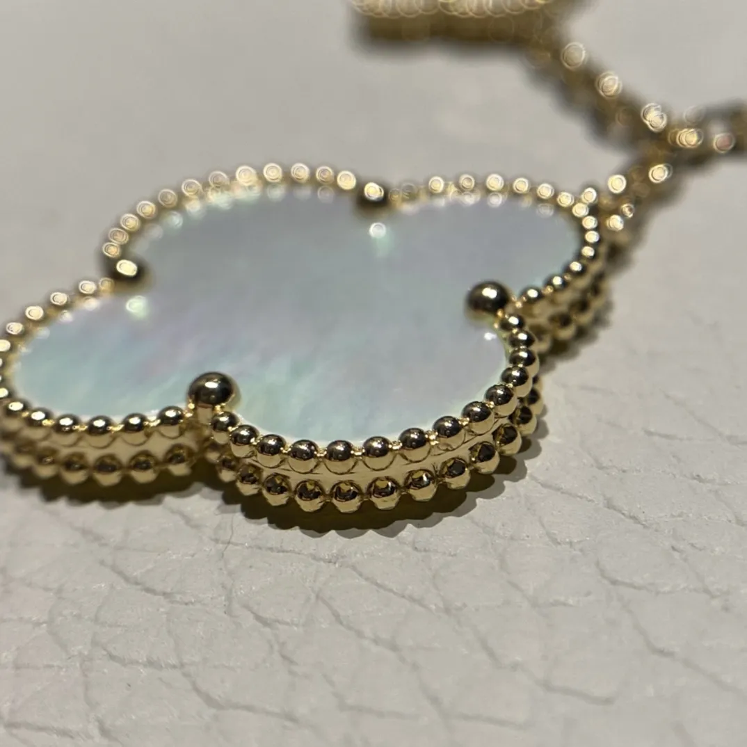 Van Cleef & Arpels Браслет Magic Alhambra 5 мотивов Van Cleef & Arpels Браслет Magic Alhambra 5 мотивов