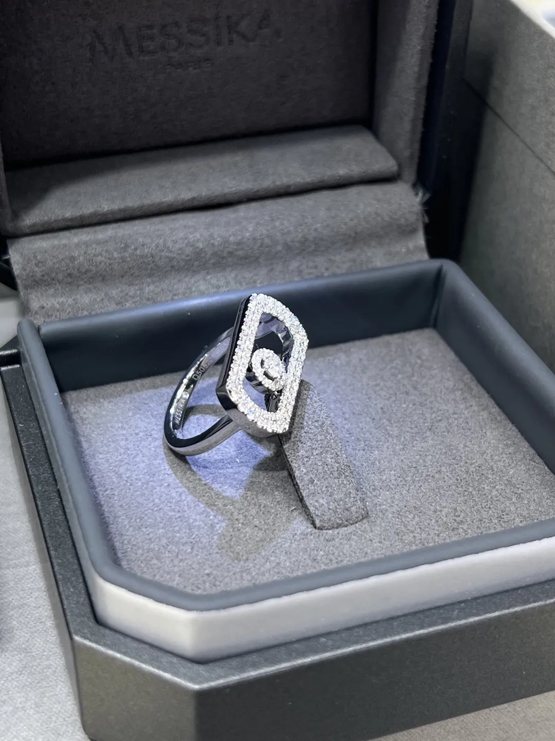 MESSIKA Женское кольцо So Move белое золото с бриллиантами MESSIKA Женское кольцо So Move белое золото с бриллиантами