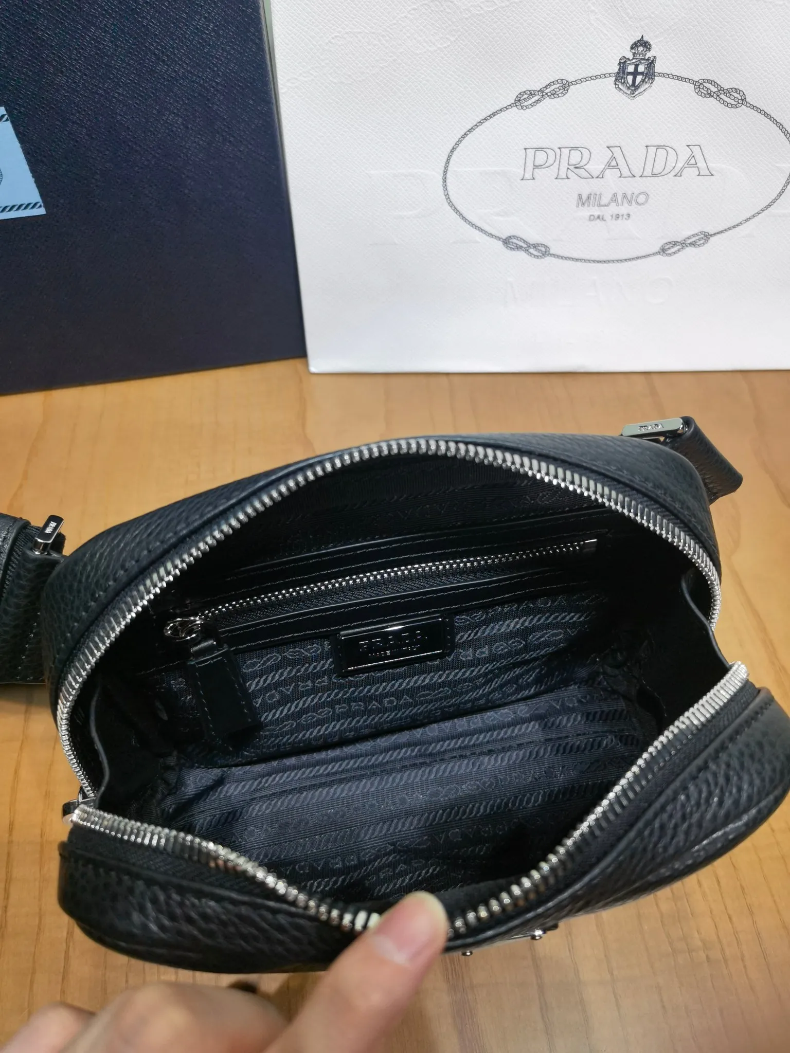 PRADA Мужская сумка из чёрной кожи PRADA Мужская сумка из чёрной кожи