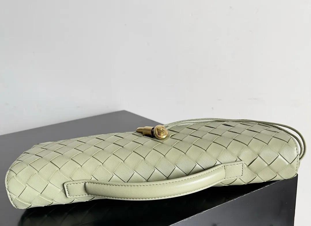 BOTTEGA VENETA Женский клатч Andiamo кожа Intrecciato