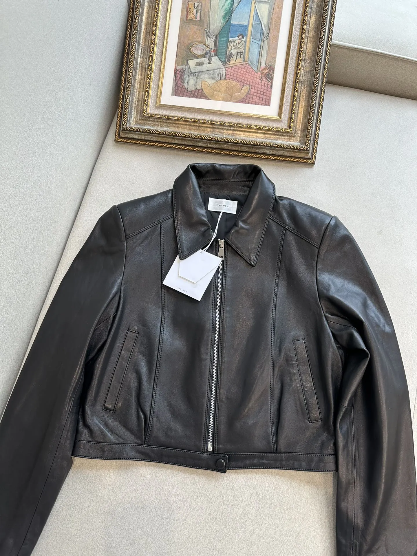 THE ROW Женская кожаная куртка укороченная THE ROW Женская кожаная куртка укороченная