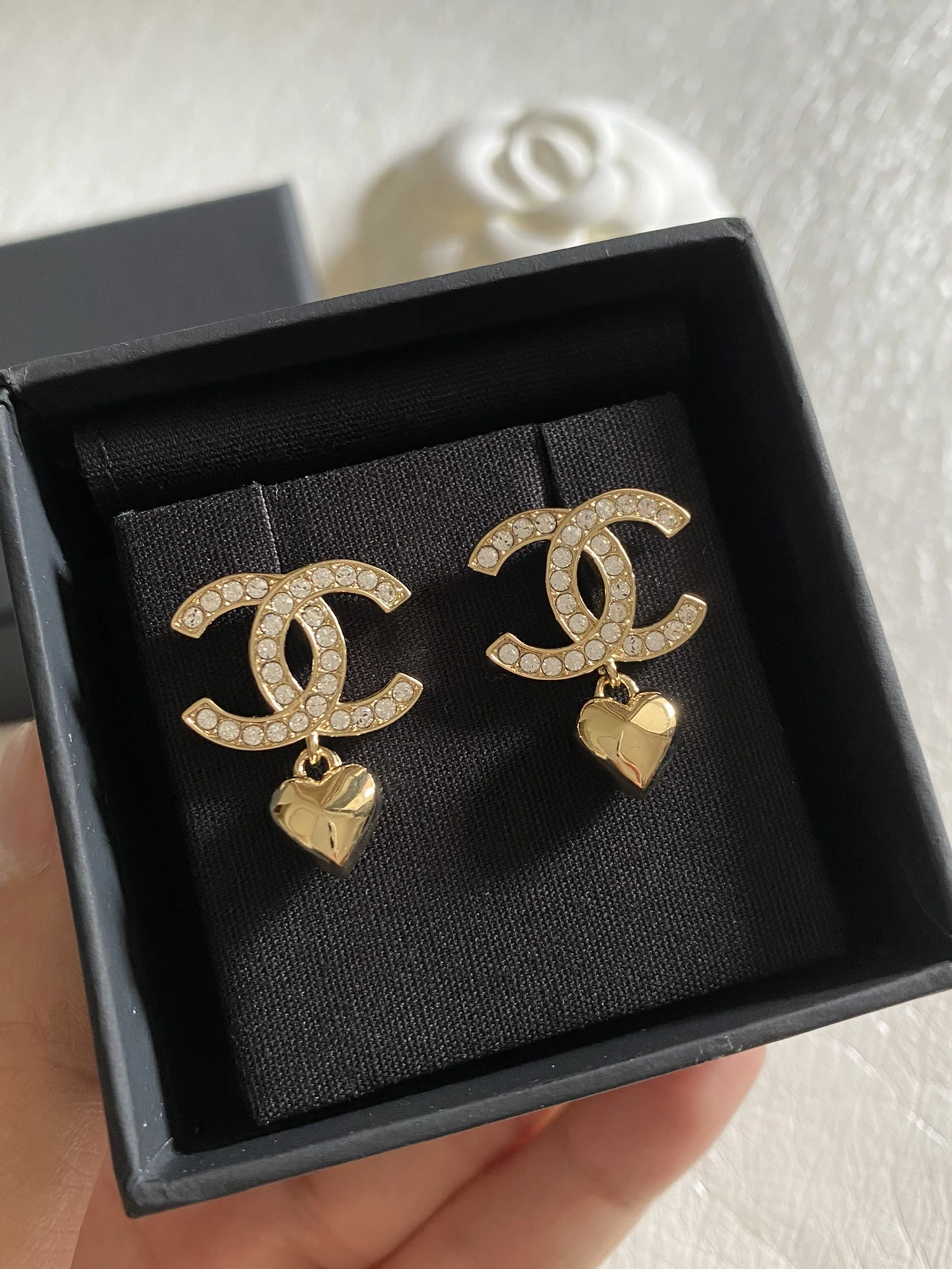 CHANEL Женские серьги-подвески с сердцем CHANEL Женские серьги-подвески с сердцем
