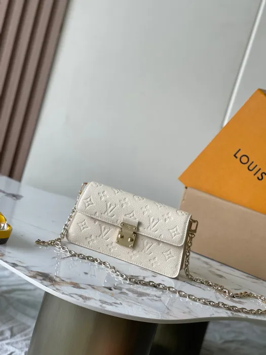 LOUIS VUITTON Женская сумка Wallet On Chain Métis M82637
