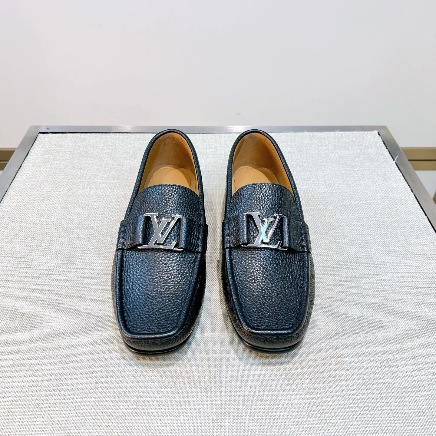 LOUIS VUITTON Мужские лоферы коровья кожа с логотипом