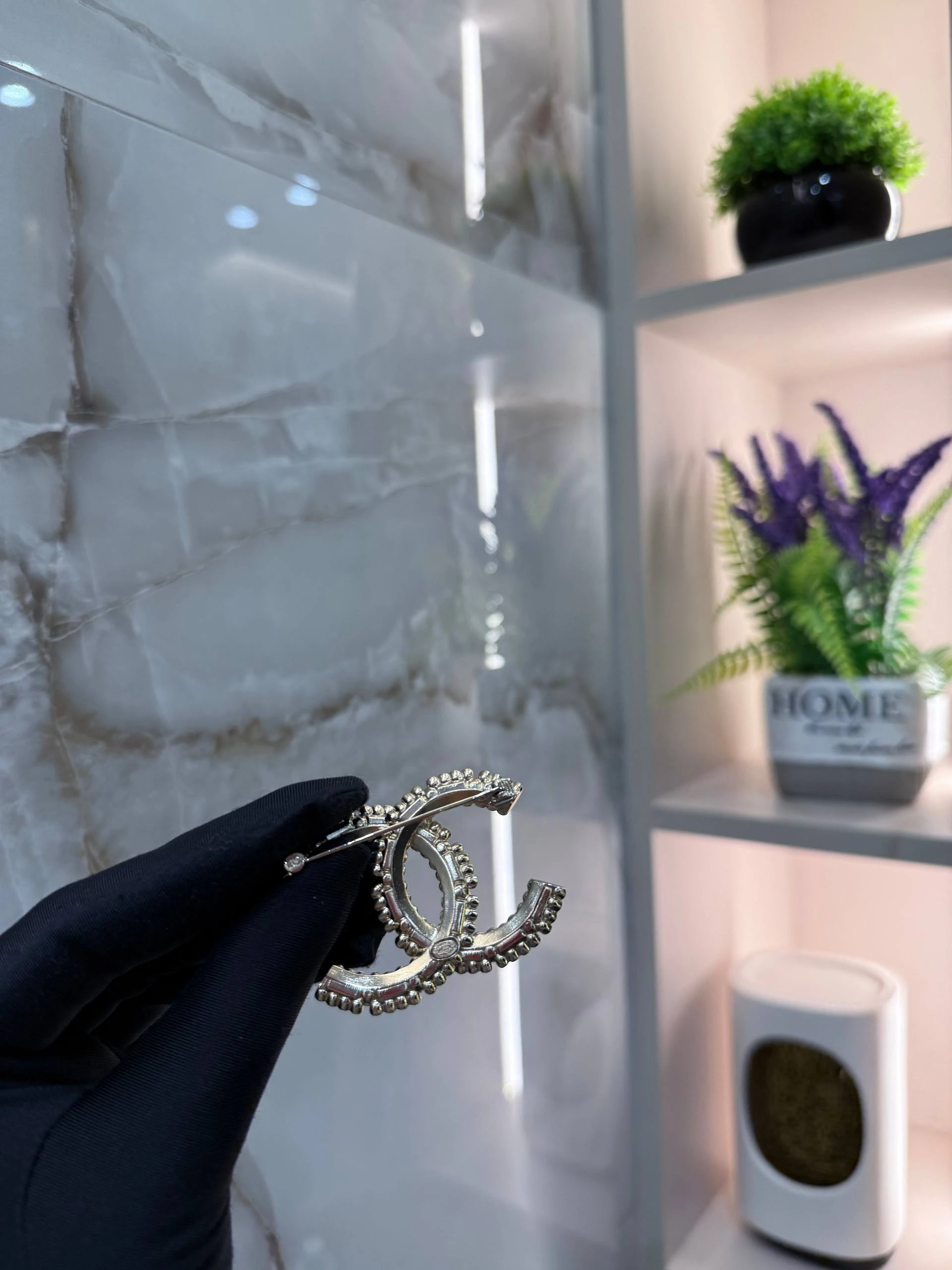 CHANEL Женская брошь из латуни CHANEL Женская брошь из латуни