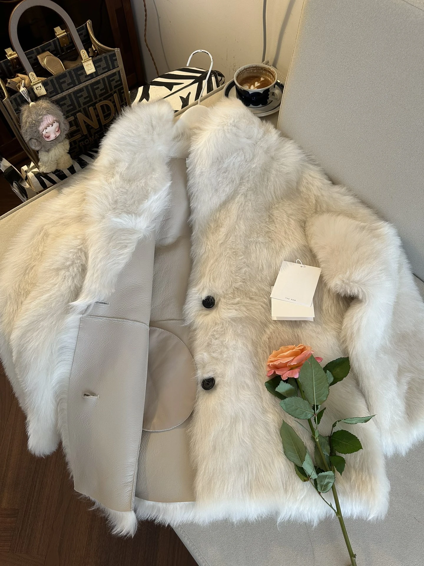 THE ROW Женская шуба из овчины бежевая THE ROW Женская шуба из овчины бежевая