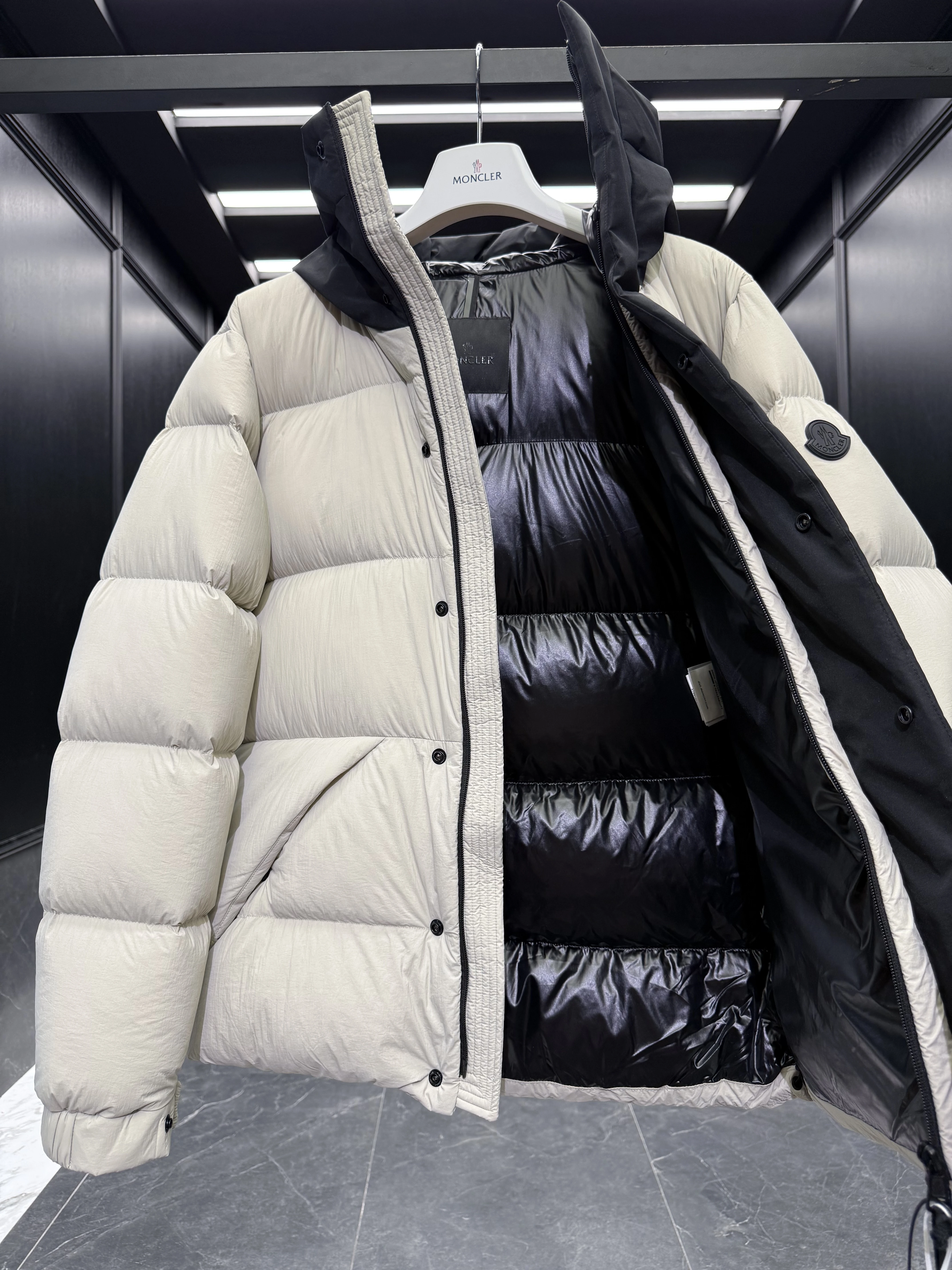MONCLER Женский пуховик Madeira Black Warrior MONCLER Женский пуховик Madeira Black Warrior