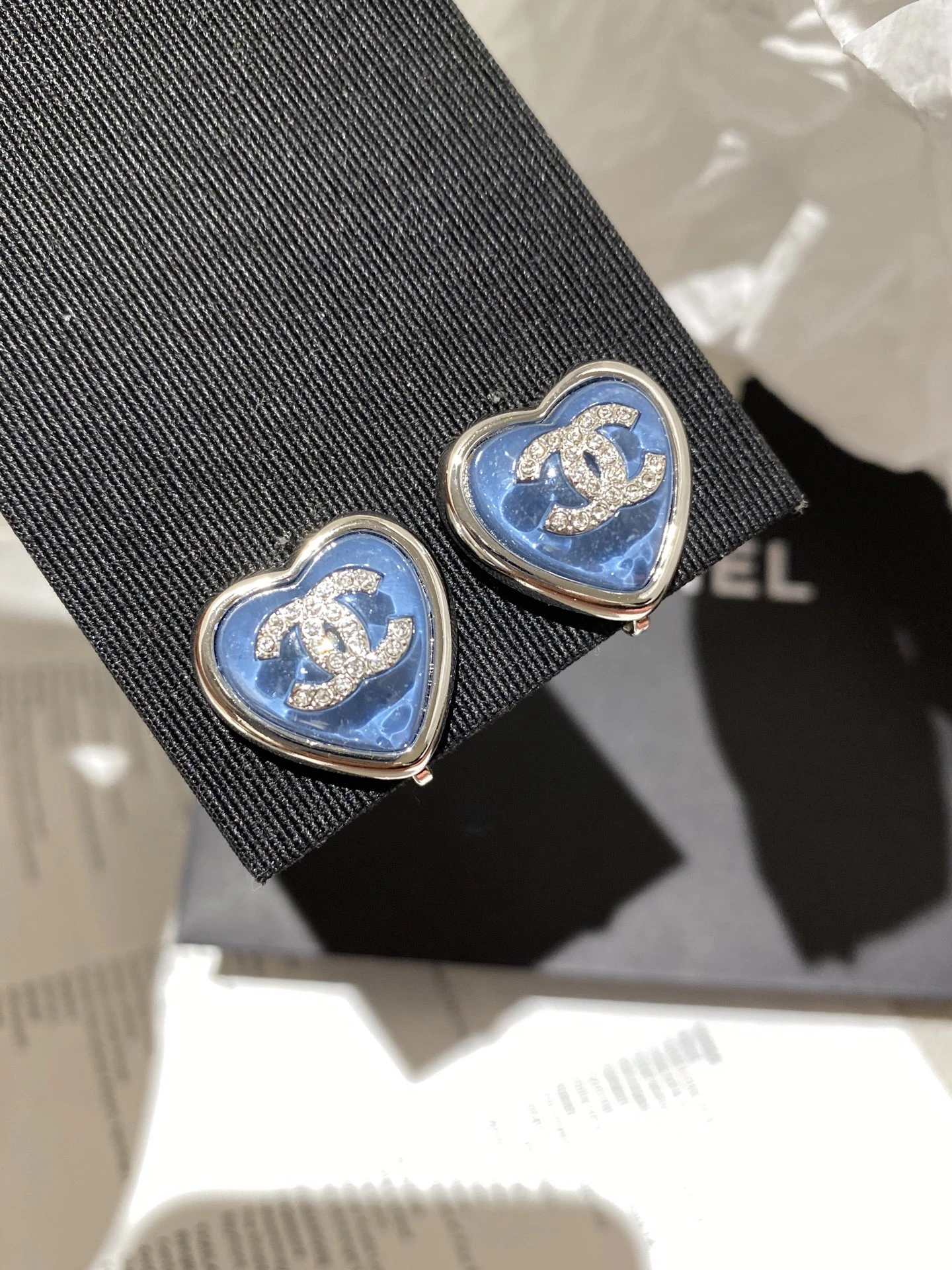 CHANEL Женские серьги в форме сердца CHANEL Женские серьги в форме сердца