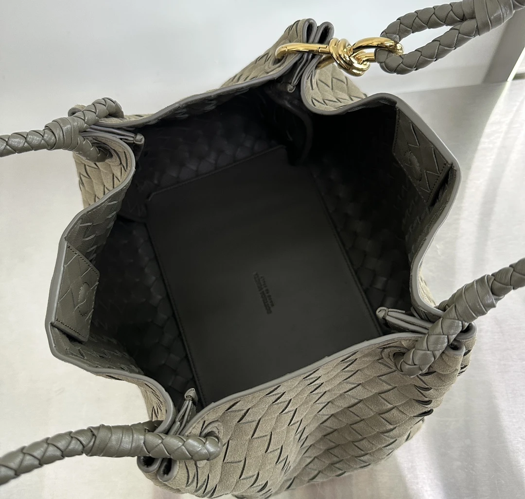 BOTTEGA VENETA Женская замшевая сумка Parachute 