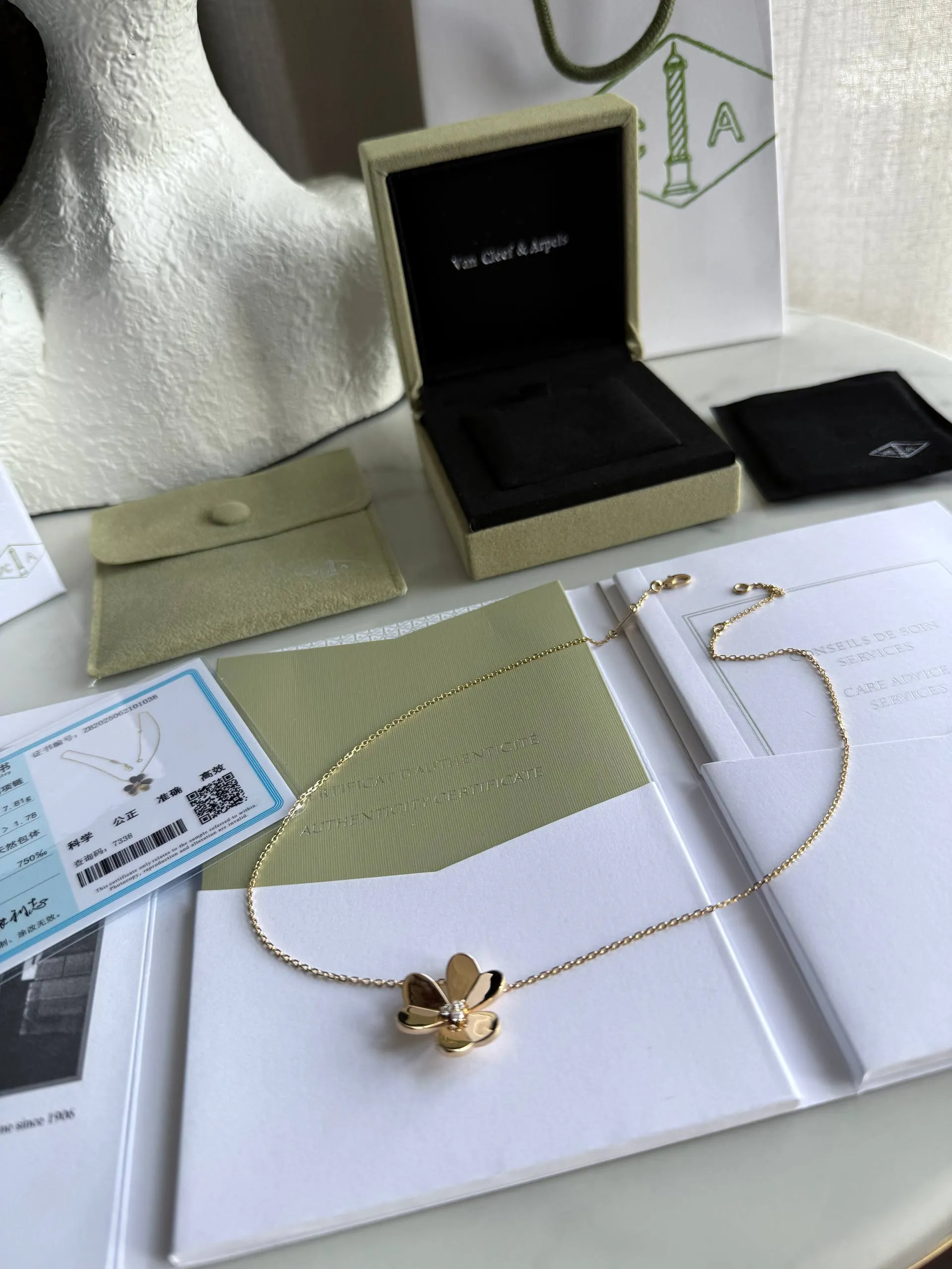 Van Cleef & Arpels Колье Frivole жёлтое золото и бриллианты Van Cleef & Arpels Колье Frivole жёлтое золото и бриллианты