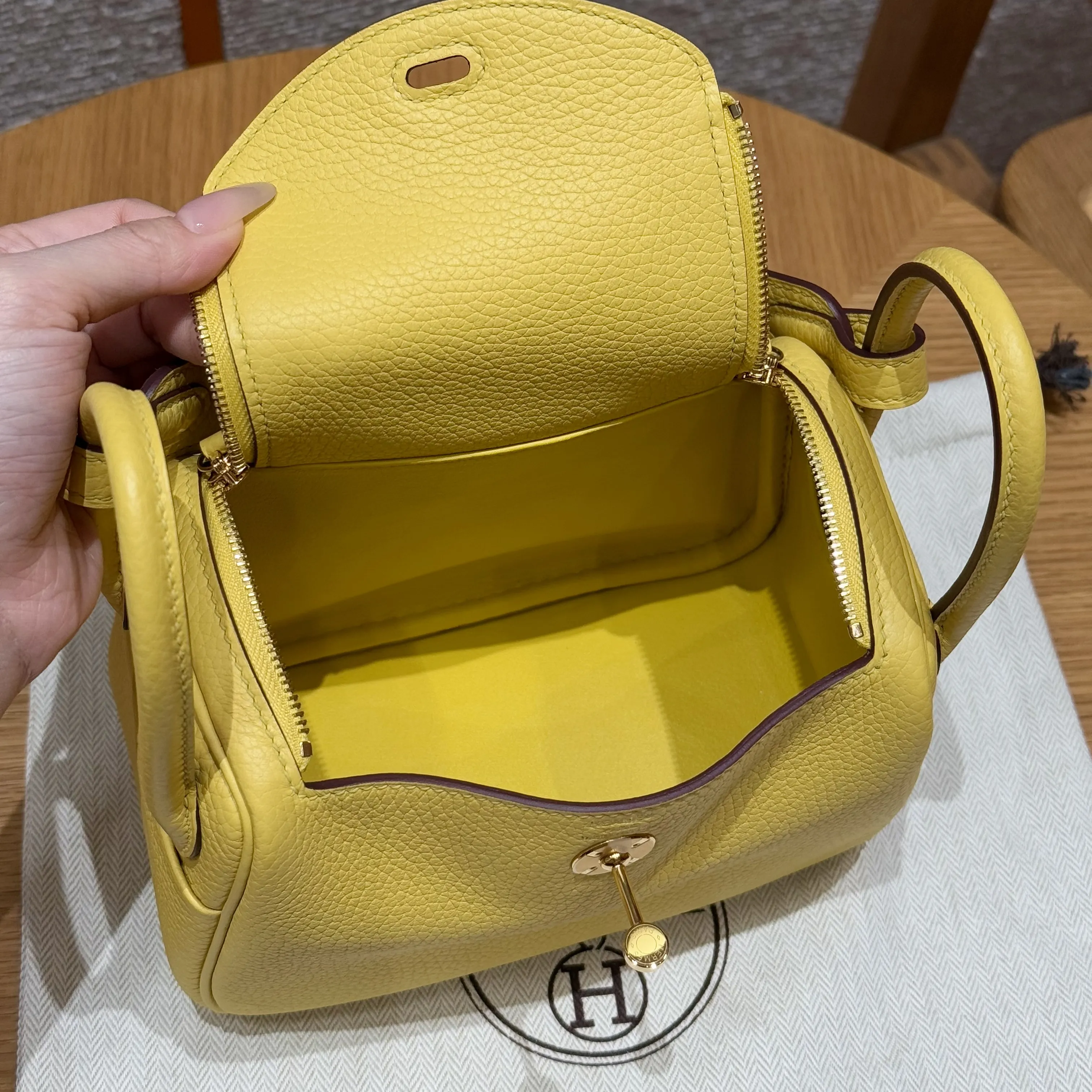 HERMES Женская сумка Lindy 19 см 9O Clemence HERMES Женская сумка Lindy 19 см 9O Clemence