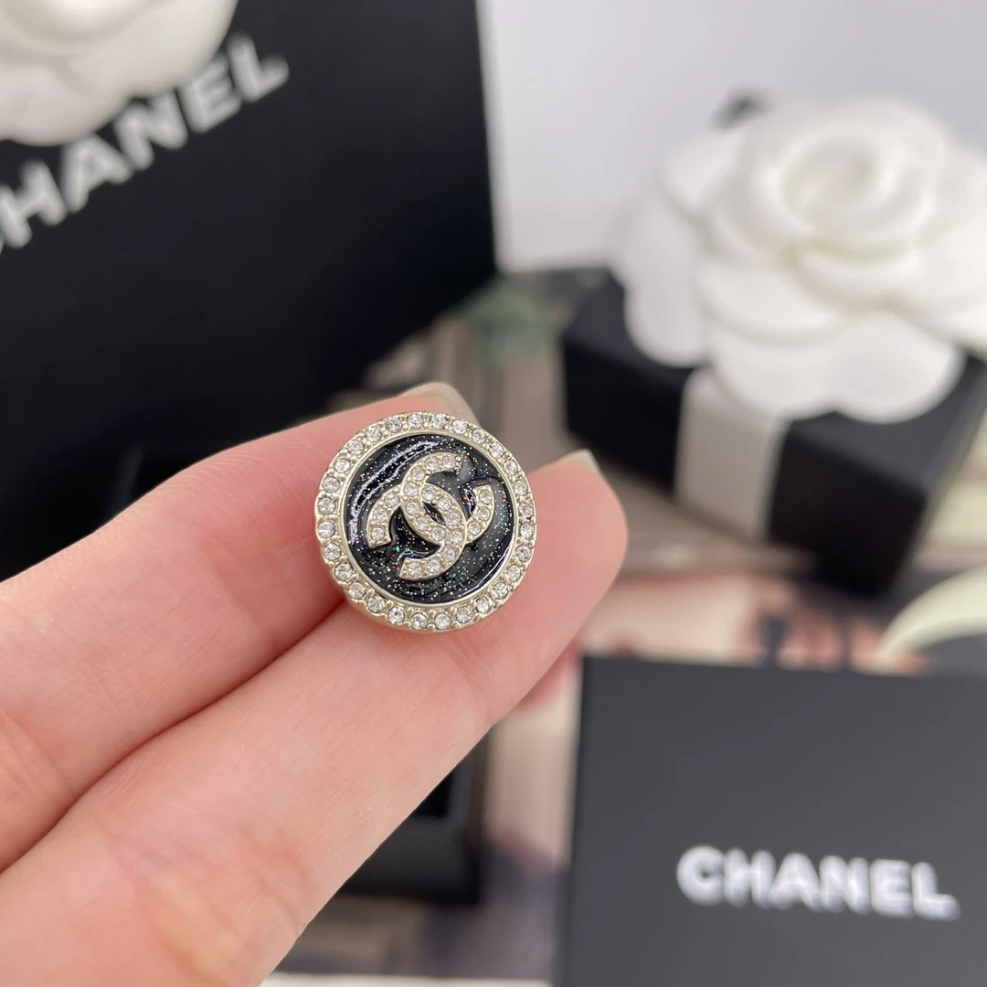 CHANEL Женские серьги с черной эмалью CHANEL Женские серьги с черной эмалью