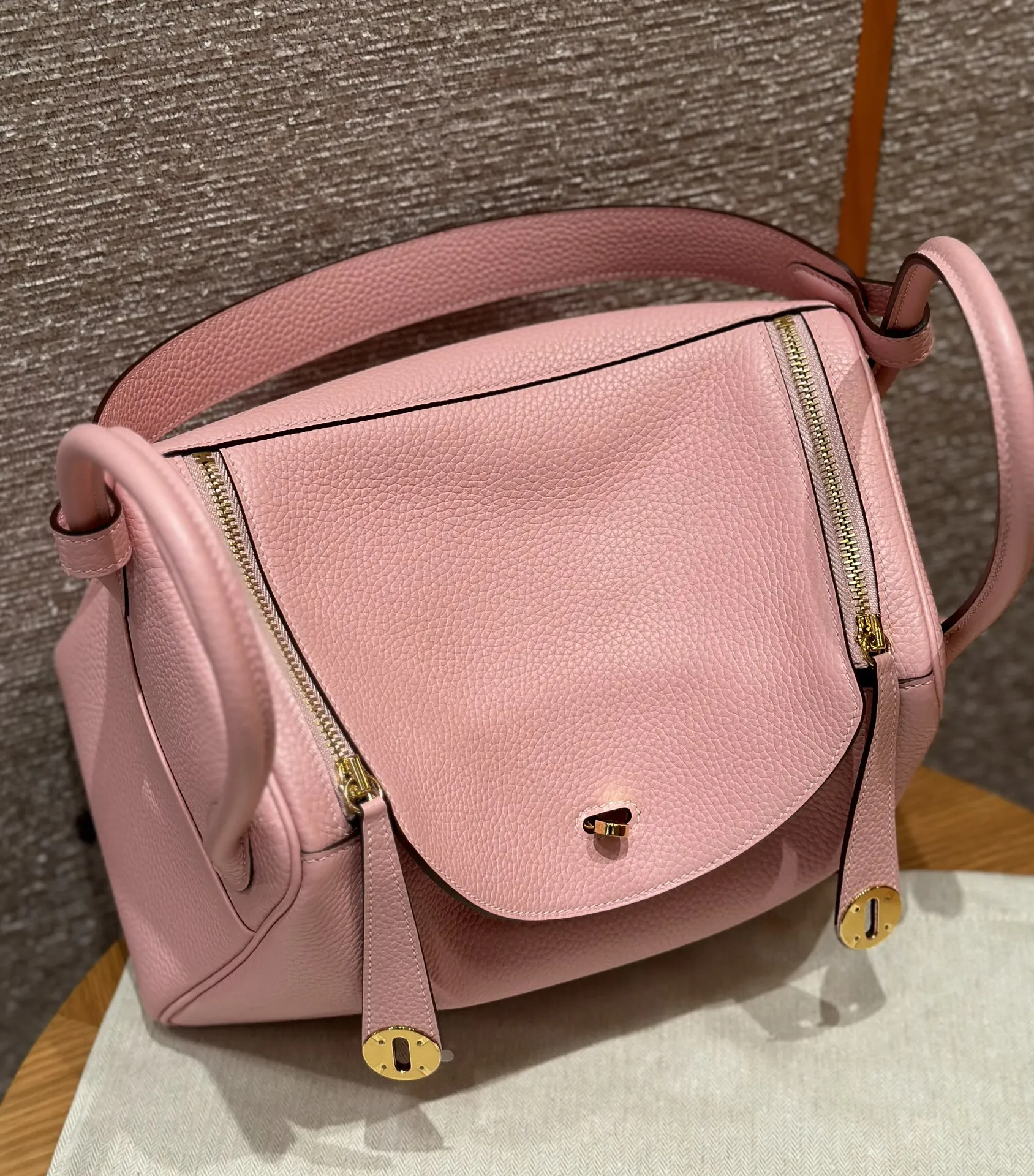 HERMES Женская сумка Lindy 30 см 3Q Clemence HERMES Женская сумка Lindy 30 см 3Q Clemence