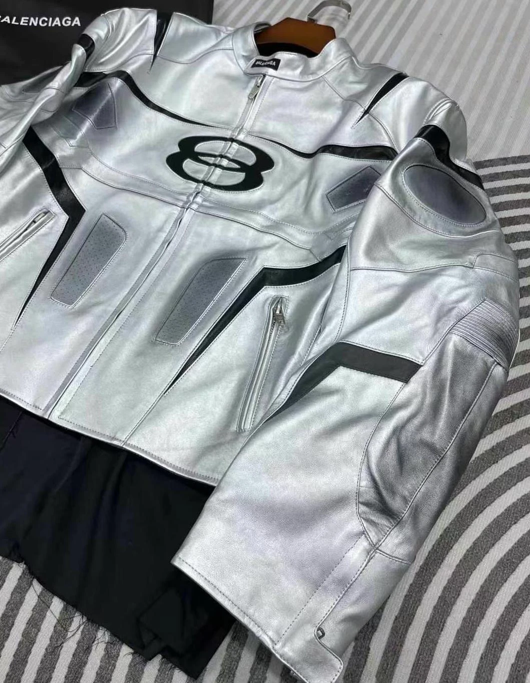 BALENCIAGA Мужская кожаная куртка байкерская классическая BALENCIAGA Мужская кожаная куртка байкерская классическая