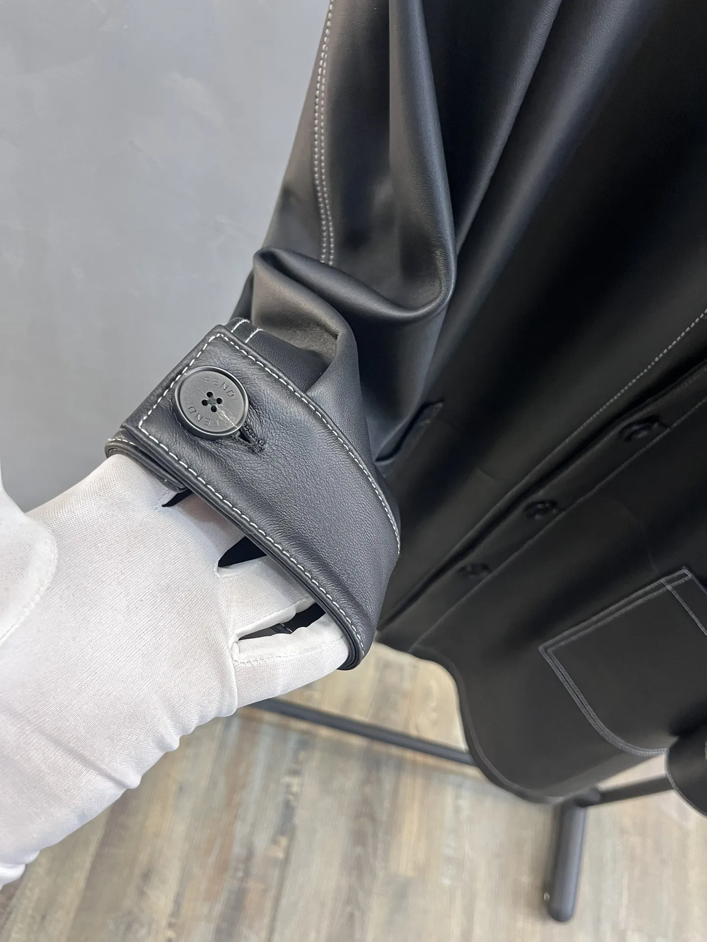 FENDI Мужской кожаный плащ FENDI Мужской кожаный плащ