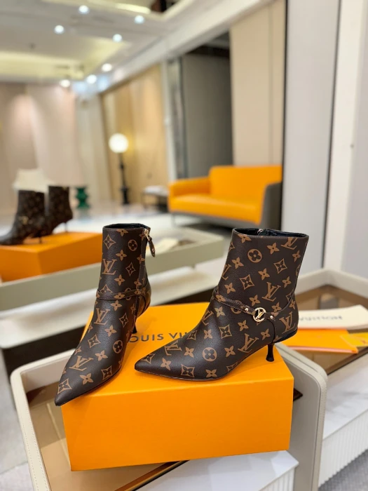 LOUIS VUITTON Женские ботильоны на низком каблуке