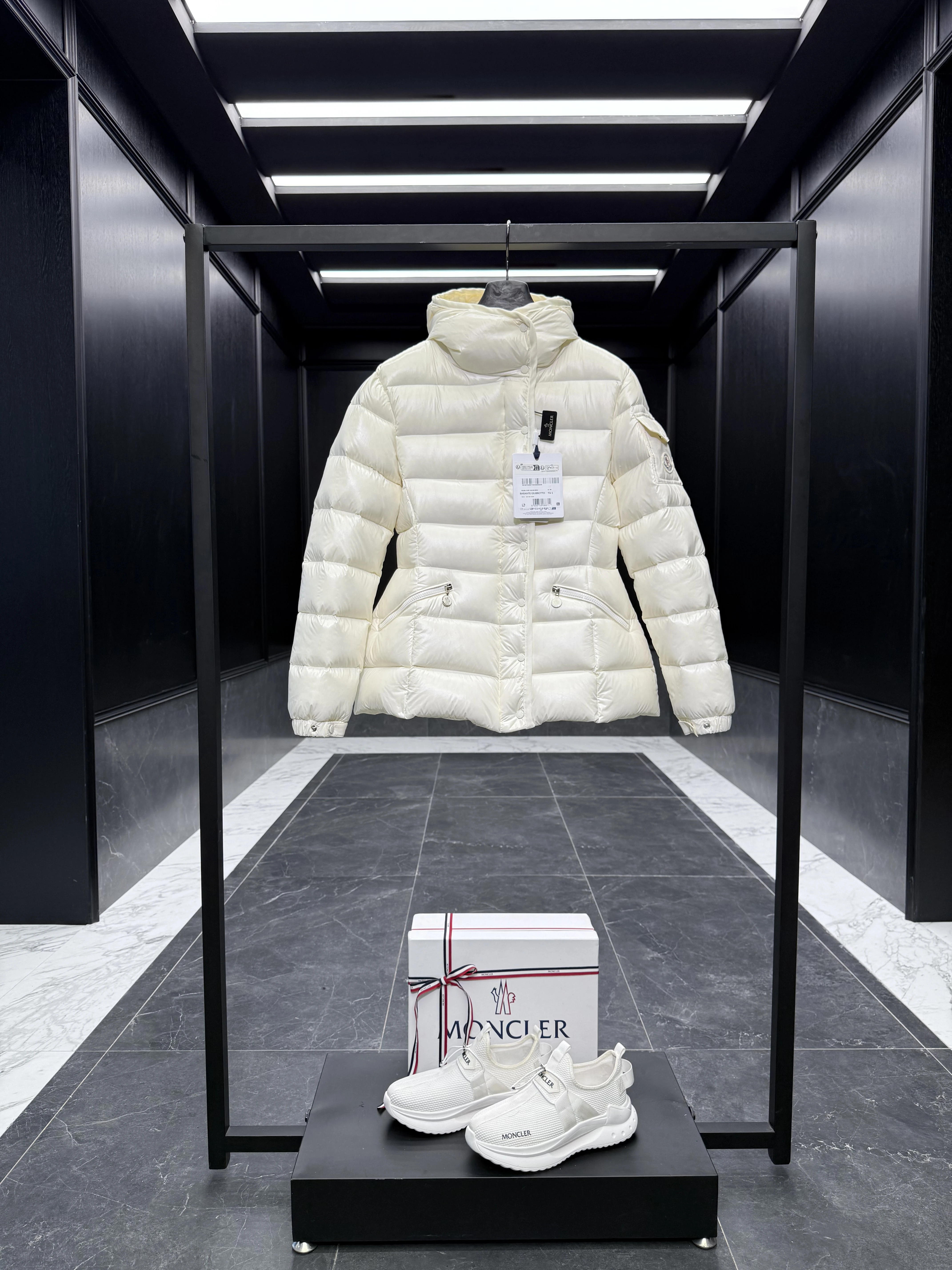 MONCLER Женская куртка Barante