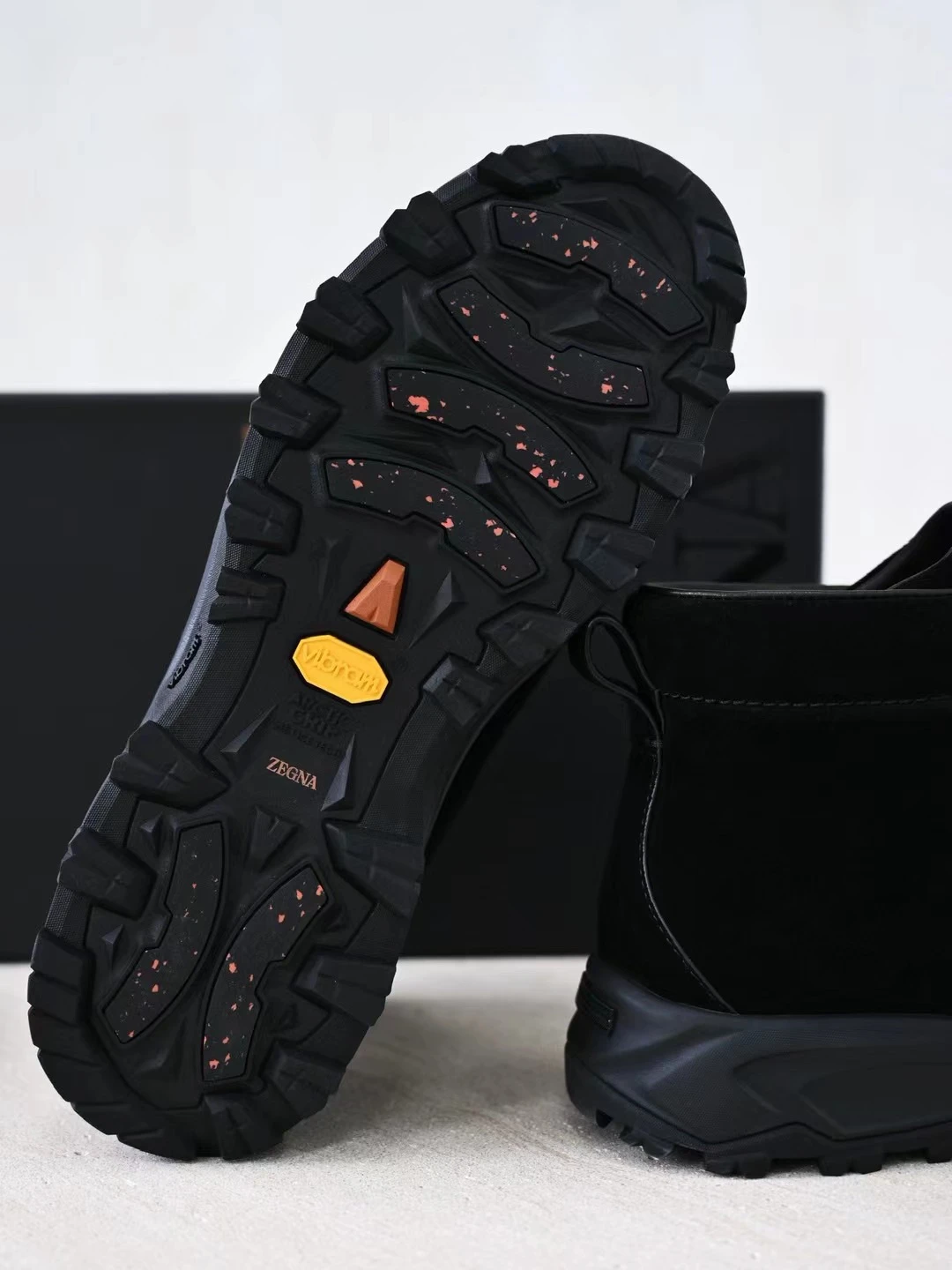 ERMENEGILDO ZEGNA Мужские кроссовки из натуральной замши насыщенного темно-коричневого цвета