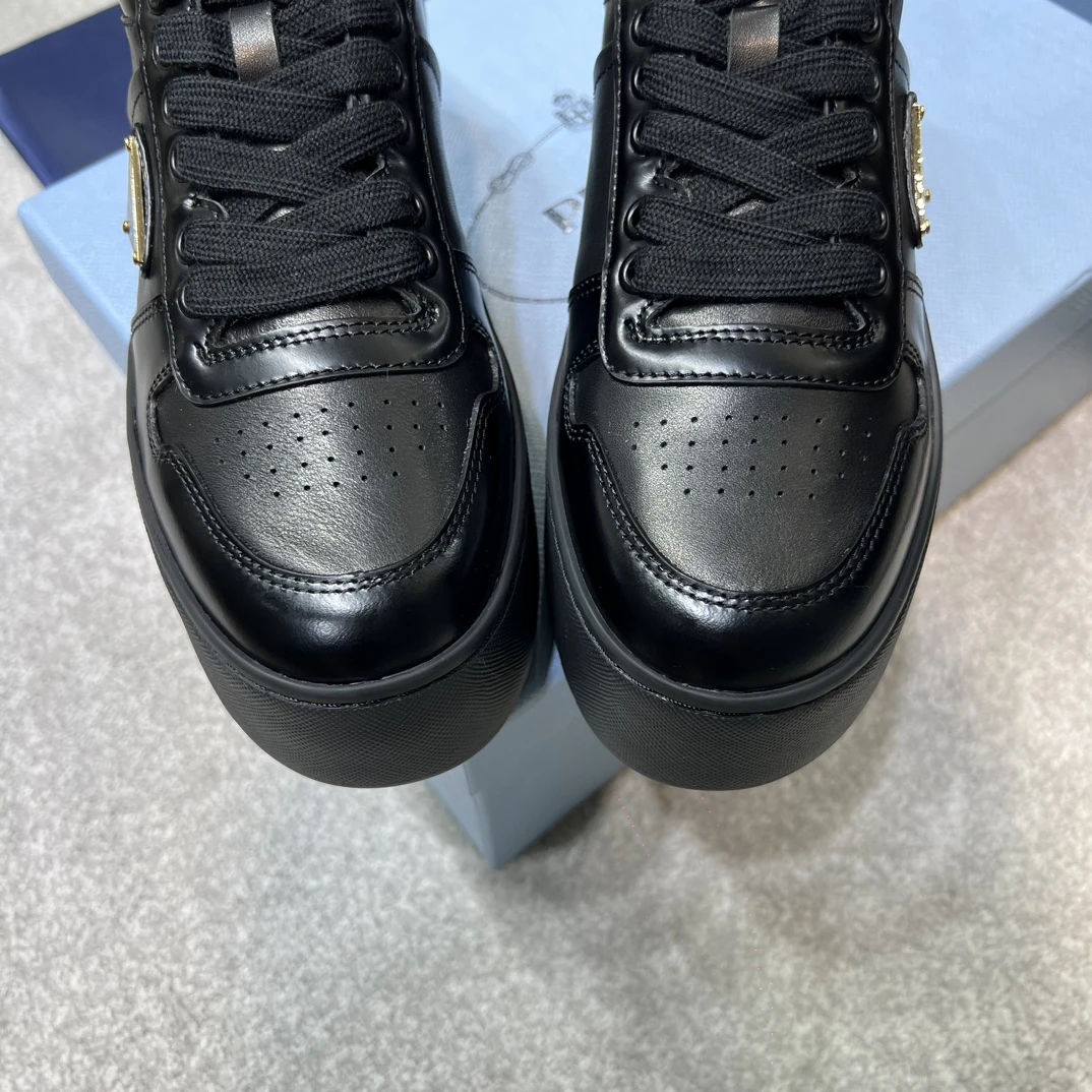 PRADA Женские кроссовки из телячьей кожи