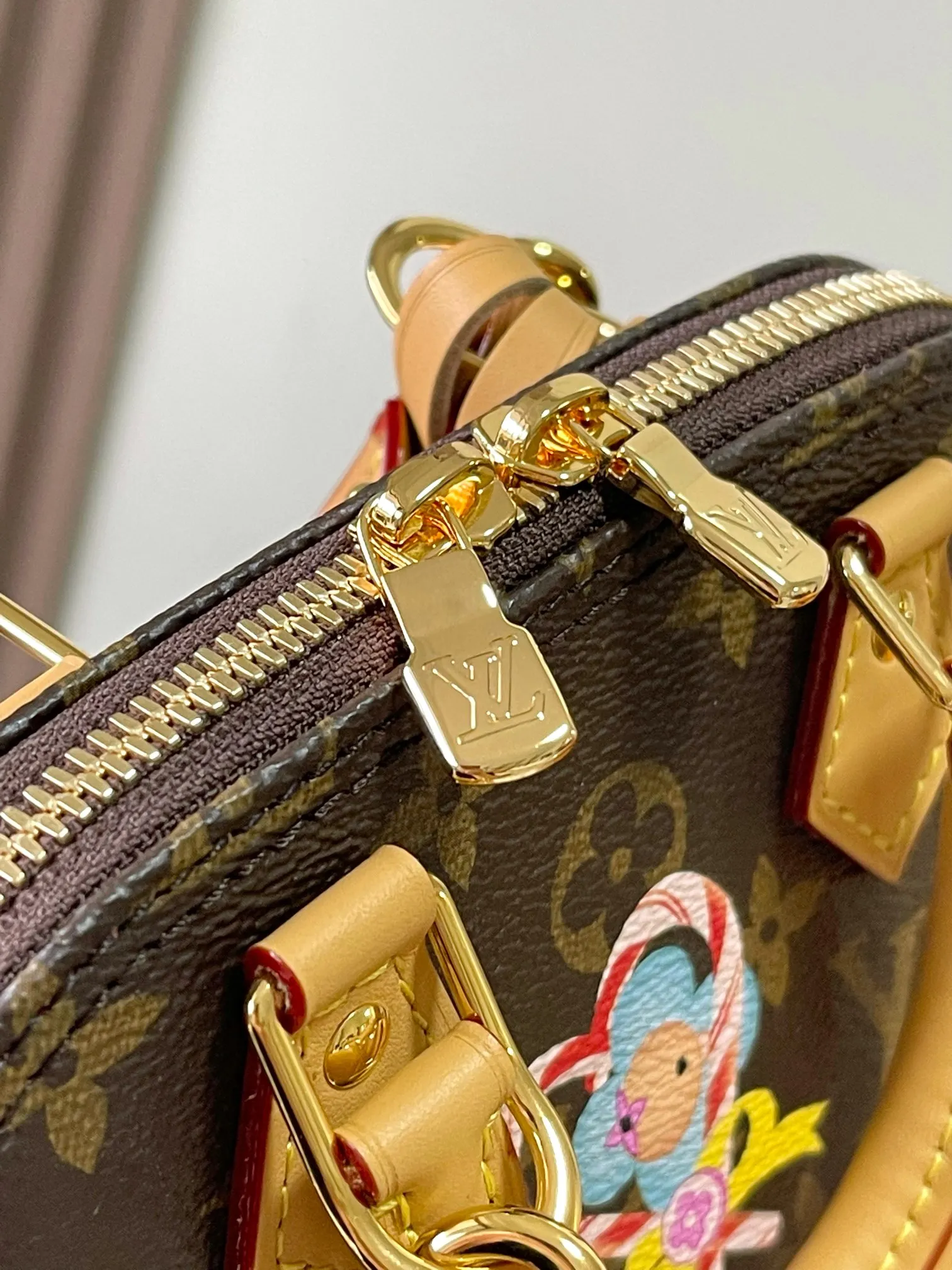 LOUIS VUITTON Женская сумка Nano Alma с украшениями LOUIS VUITTON Женская сумка Nano Alma с украшениями