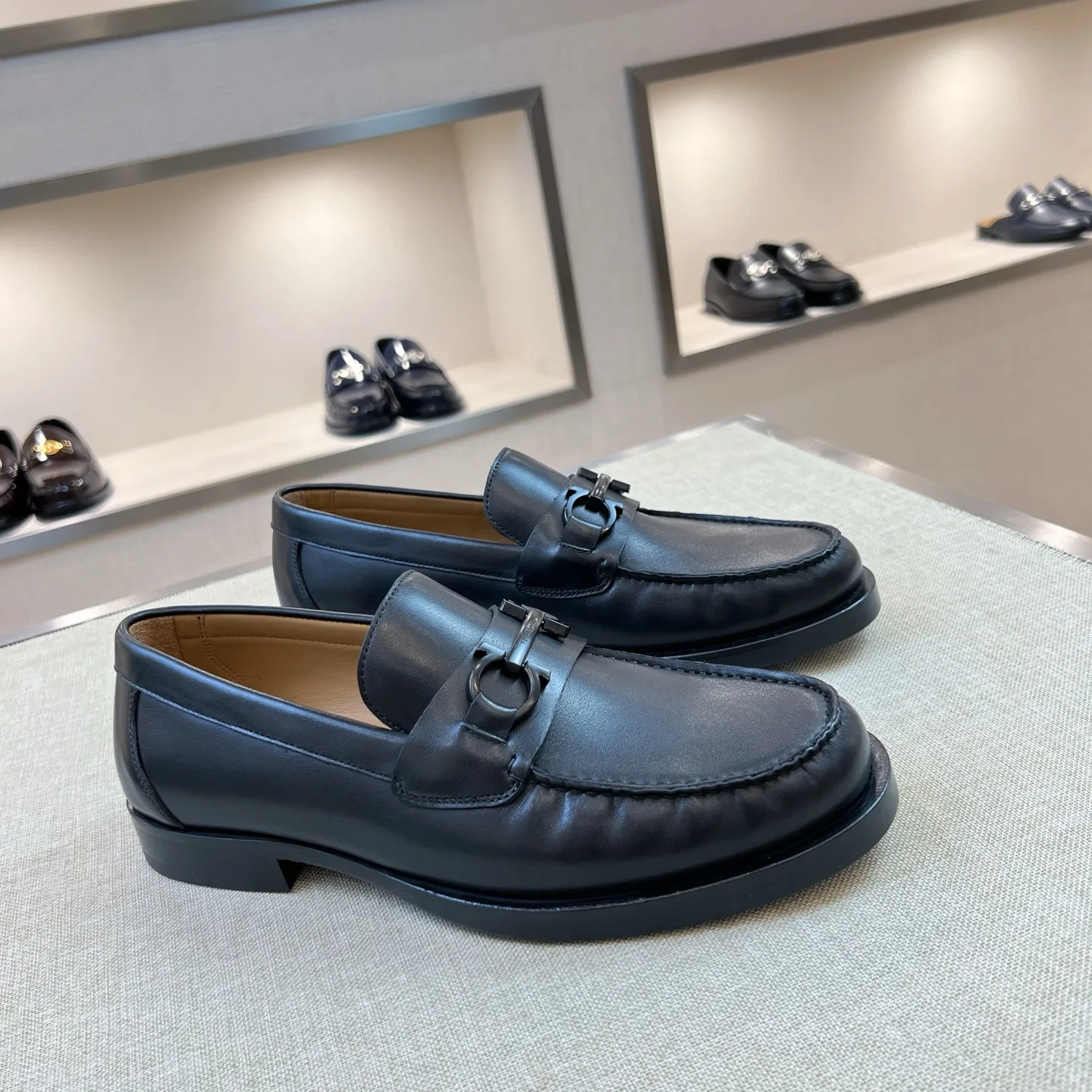 SALVATORE FERRAGAMO Мужские лоферы коровья кожа