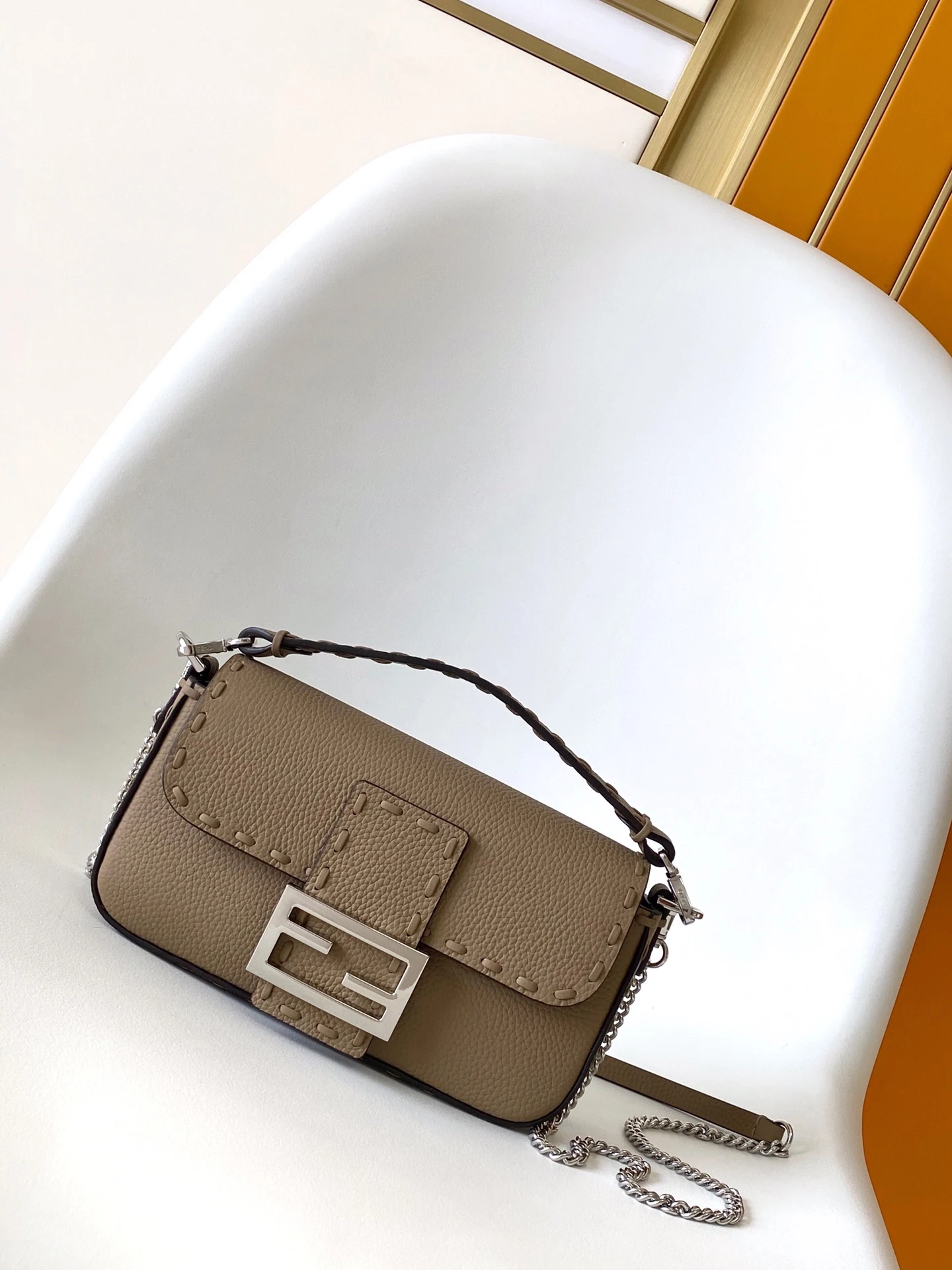 FENDI Женская сумка из телячьей кожи 