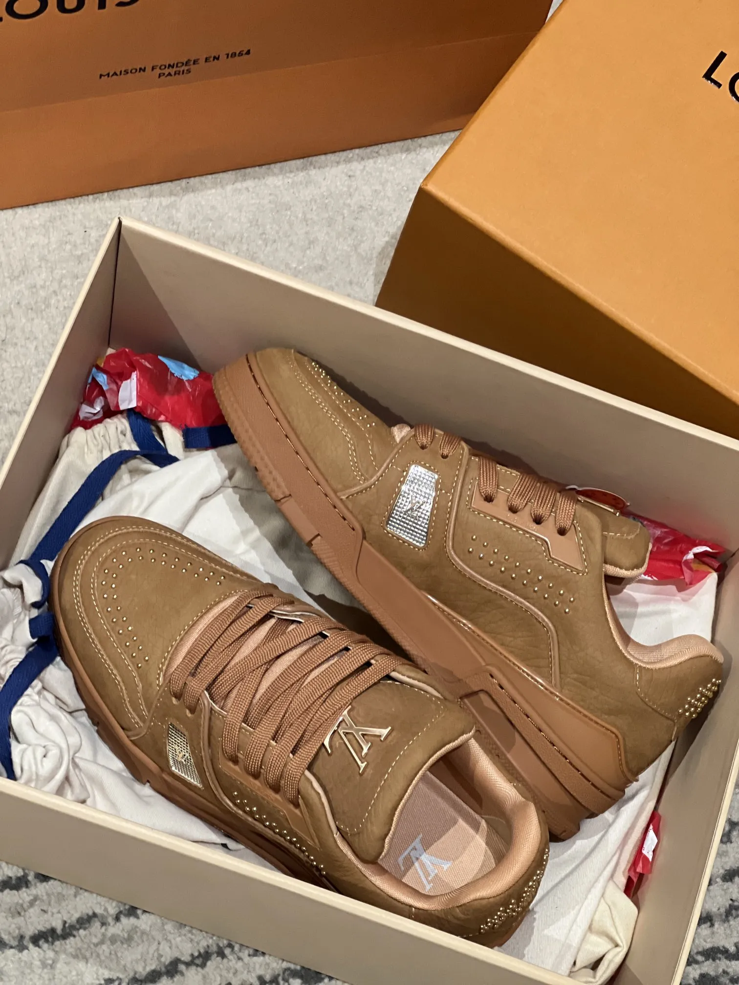 LOUIS VUITTON Кроссовки LV Trainer  из зернистого нубука с металлическими декоративными гвоздиками