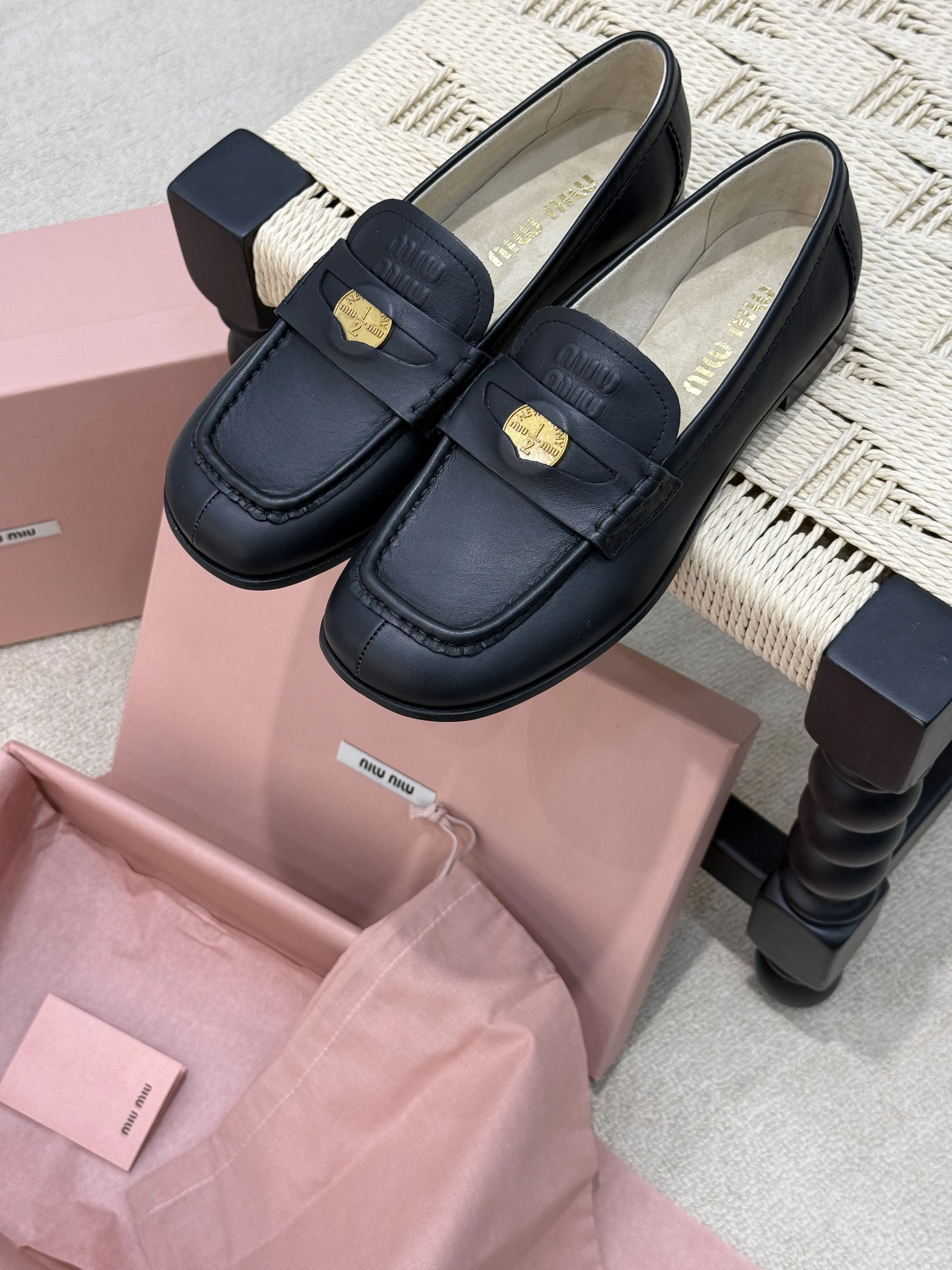 MIU MIU Женские лоферы из импортной телячьей кожи с изысканной золотой монетой