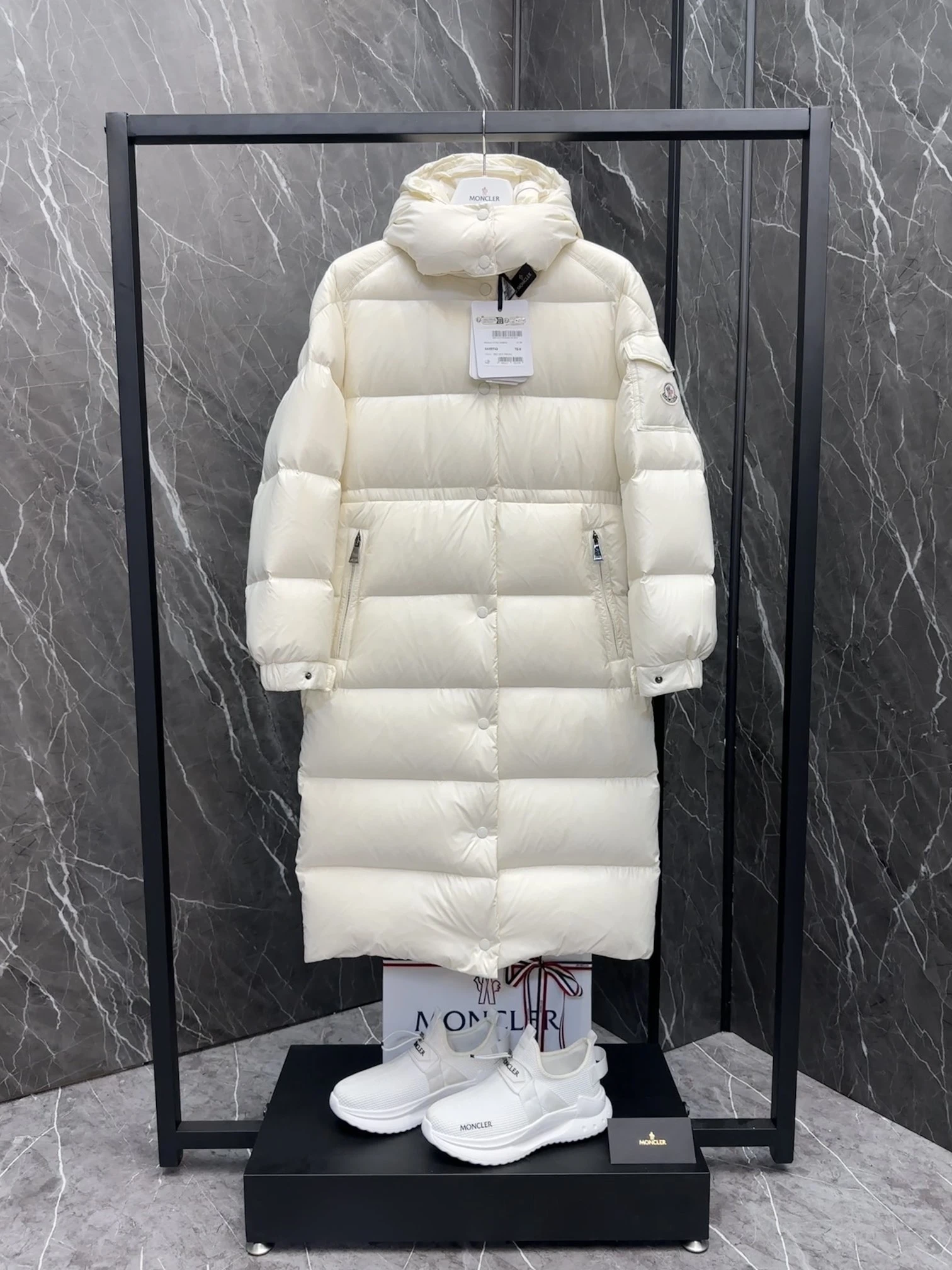 MONCLER Женский пуховик Cavettaz MONCLER Женский пуховик Cavettaz
