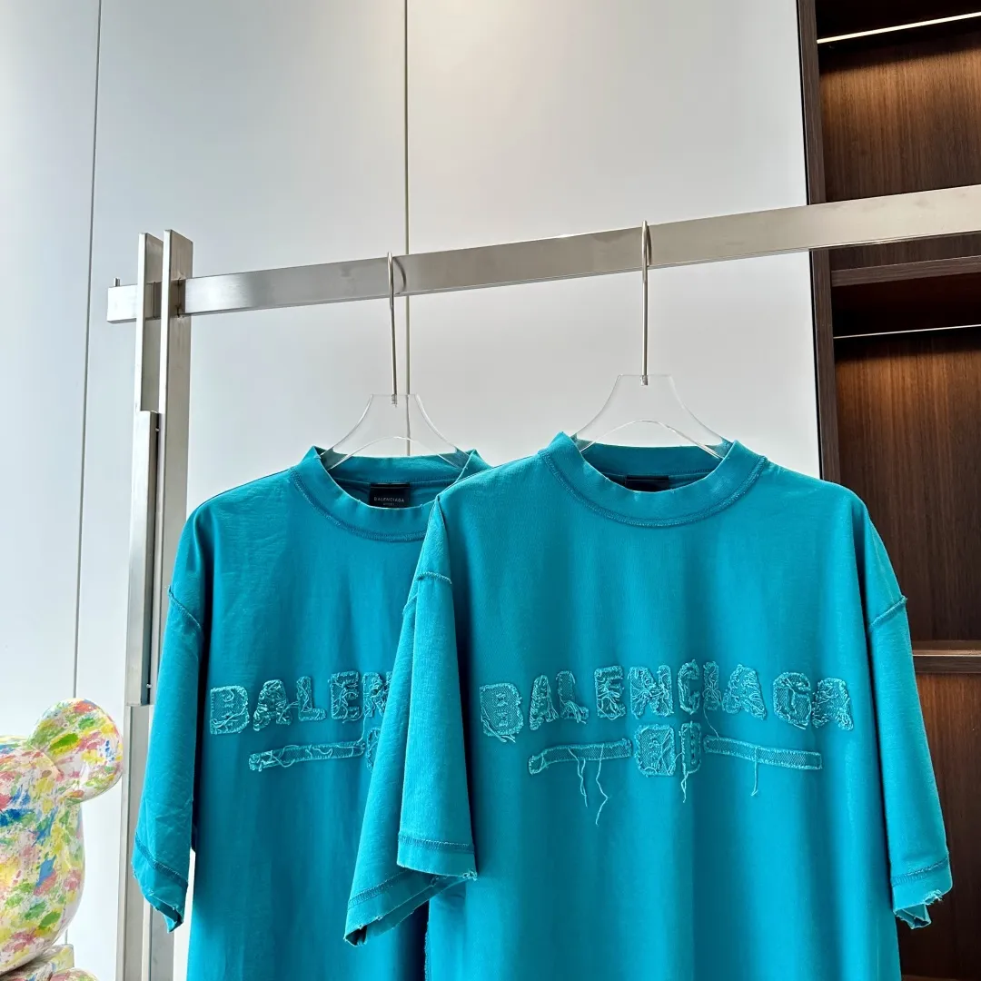 BALENCIAGA Мужская футболка Paris с вышитой нашивкой BALENCIAGA Мужская футболка Paris с вышитой нашивкой