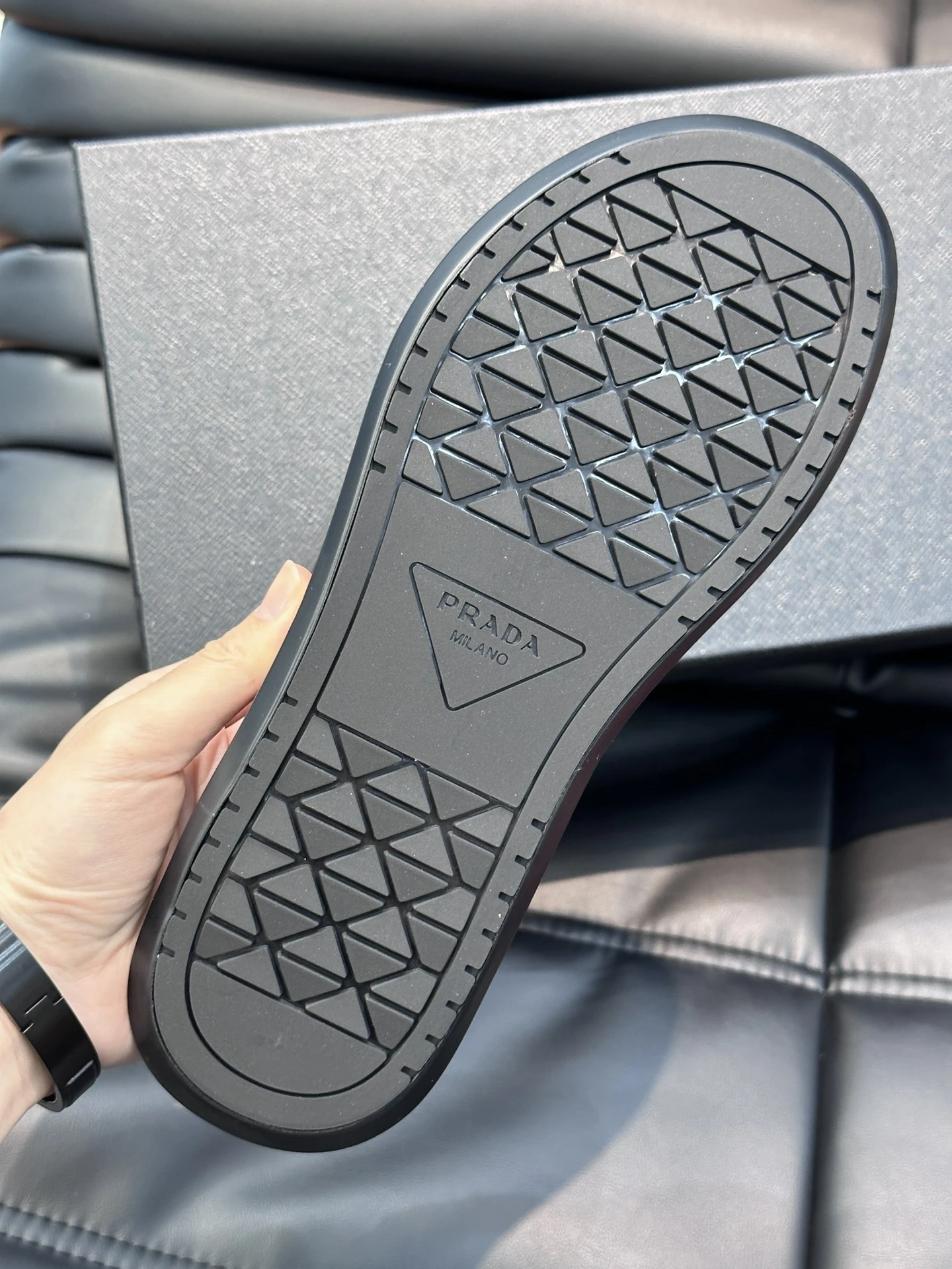 PRADA Мужские шлёпанцы-вьетнамки