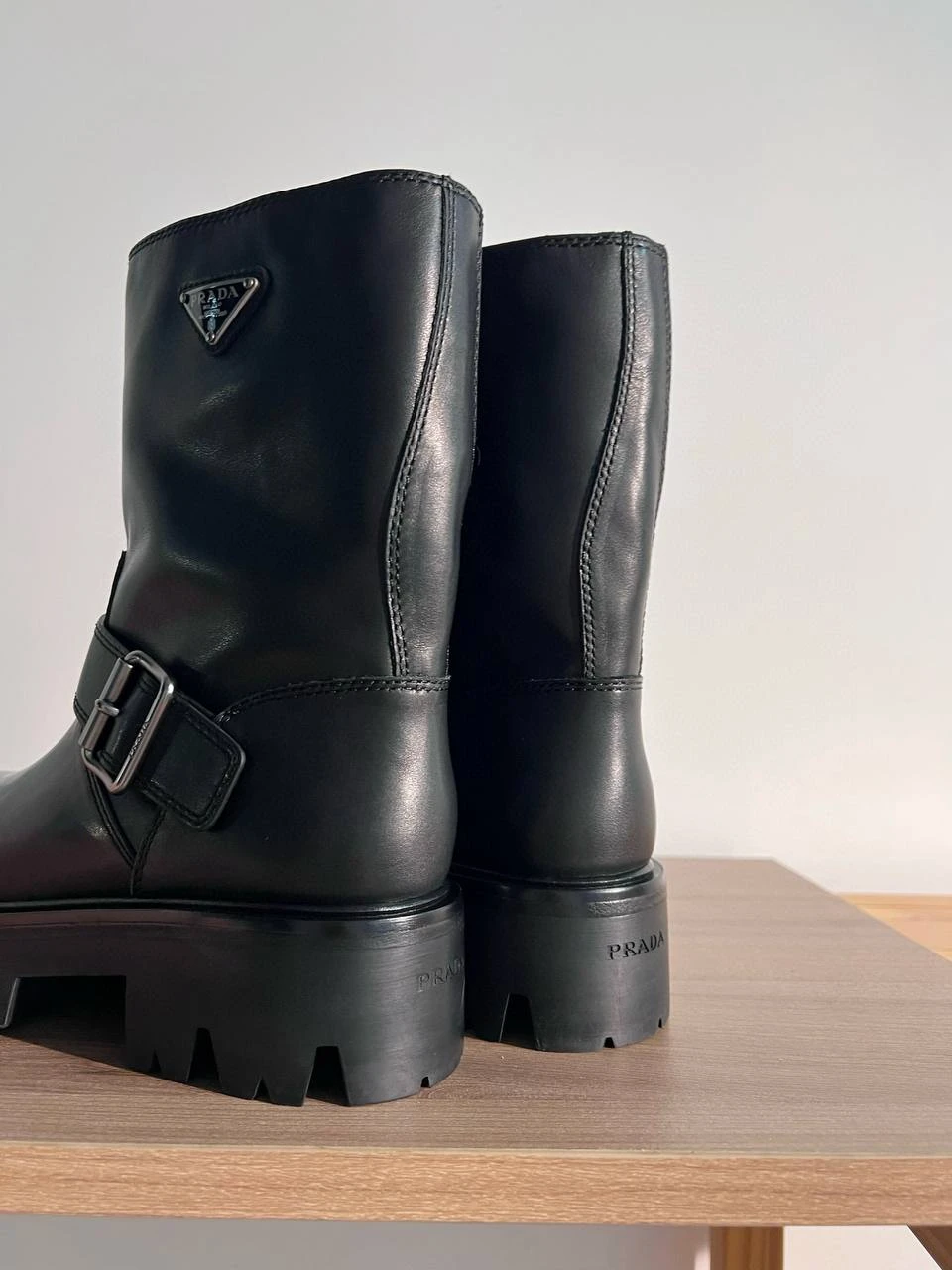 PRADA Женские ботинки из воловьей кожи PRADA Женские ботинки из воловьей кожи