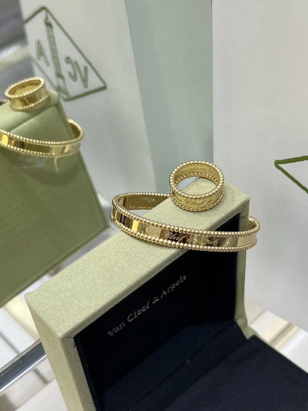 Van Cleef & Arpels Кольцо Perlee желтое золото Van Cleef & Arpels Кольцо Perlee желтое золото