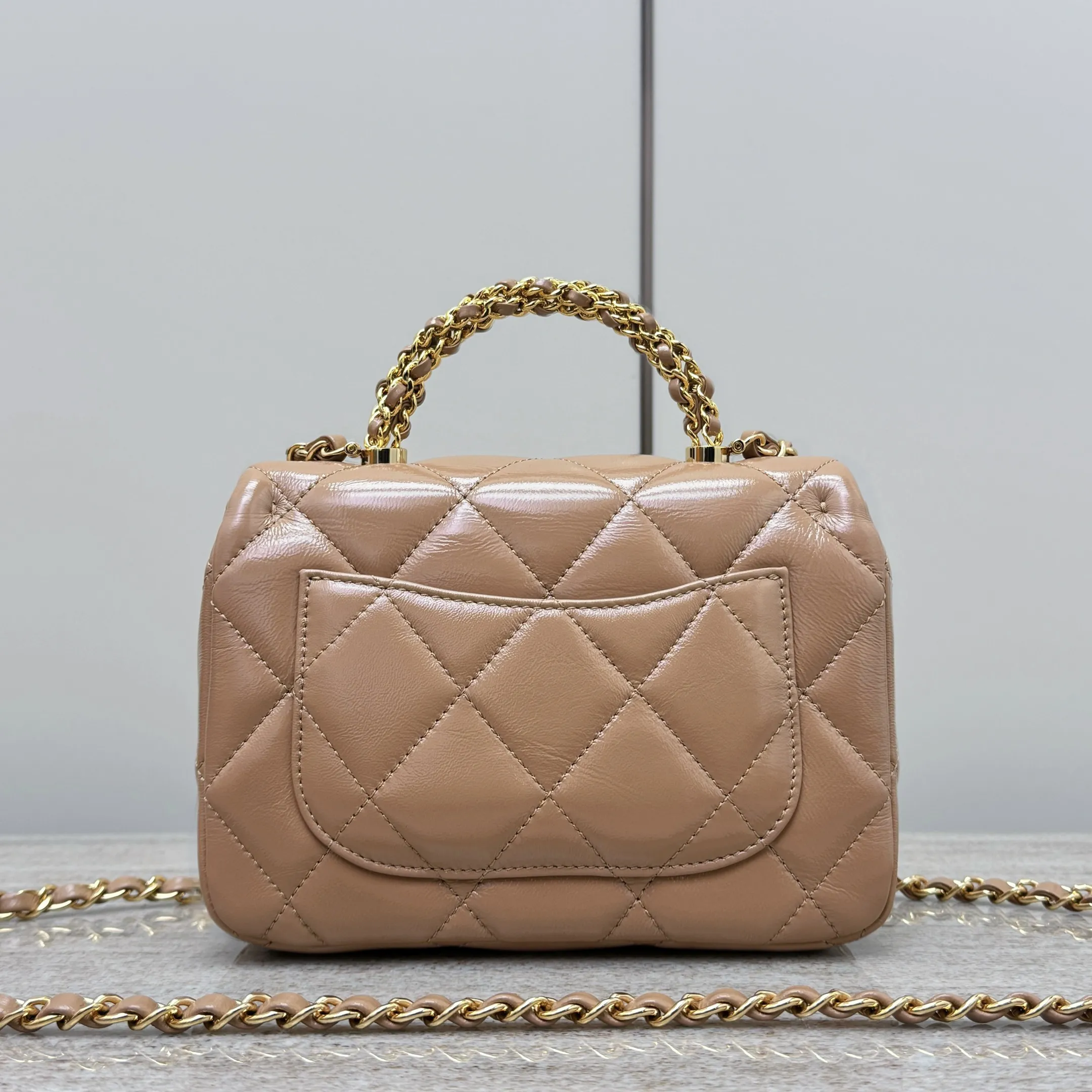 CHANEL Женская сумка 24B с ручкой-цепочкой