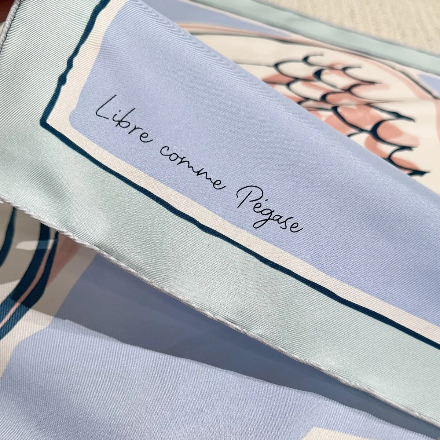 HERMES Женский платок из шелка с летающей лошадью HERMES Женский платок из шелка с летающей лошадью