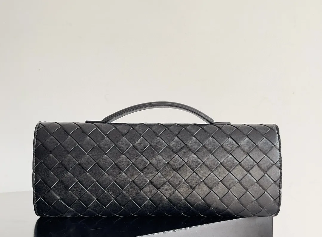 BOTTEGA VENETA Женский клатч Andiamo кожа Intrecciato