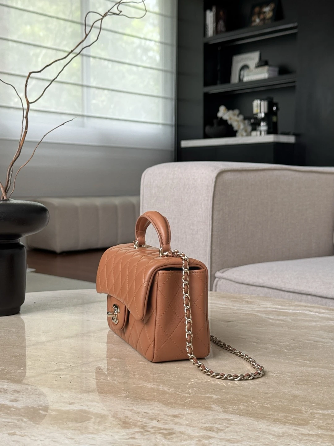 CHANEL Женская сумка с ручкой CF20