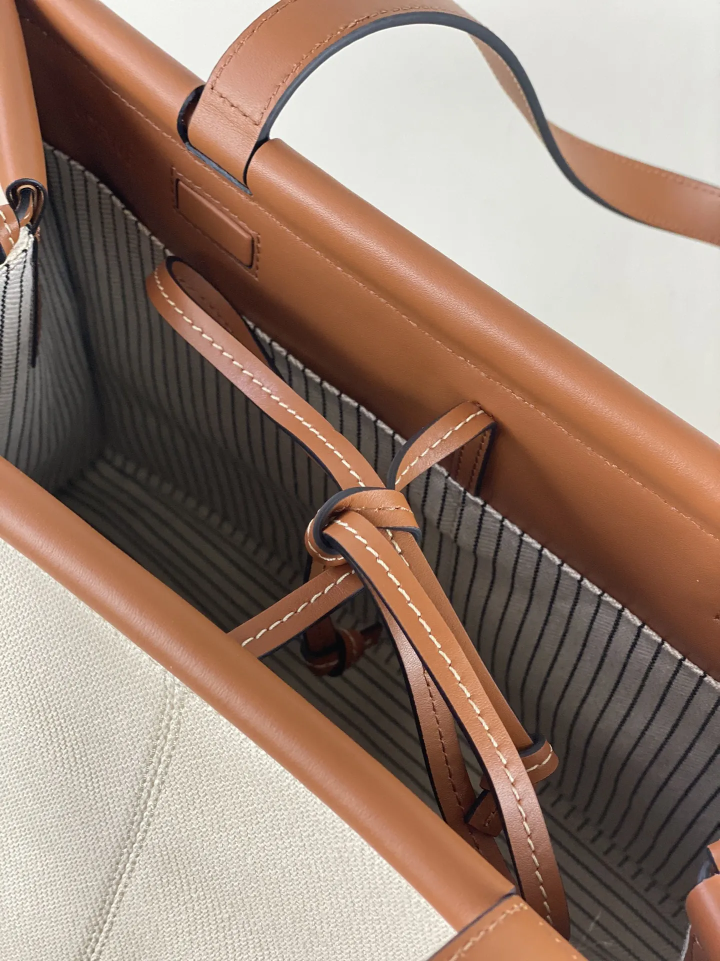 LOEWE Женская тканевая сумка тоут LOEWE Женская тканевая сумка тоут