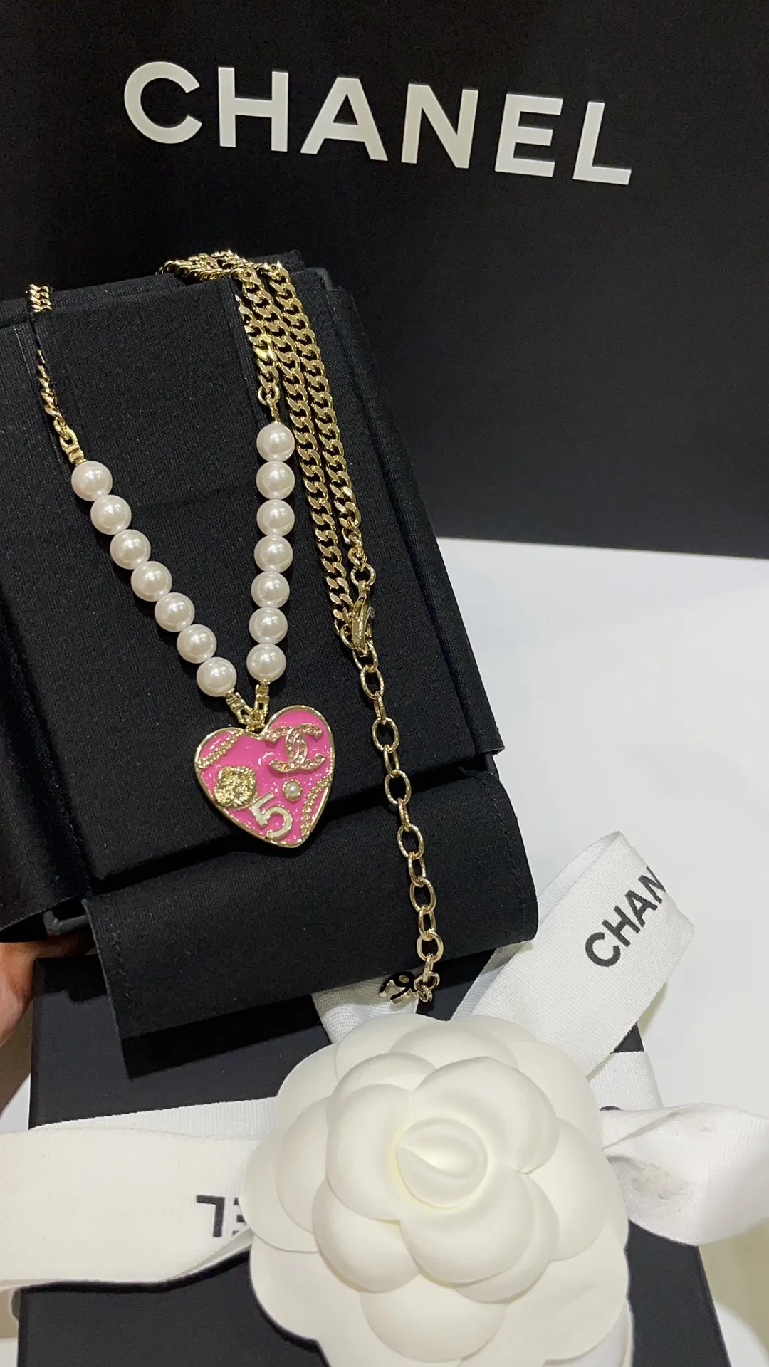 CHANEL Женское колье сердце с эмалью 24S CHANEL Женское колье сердце с эмалью 24S