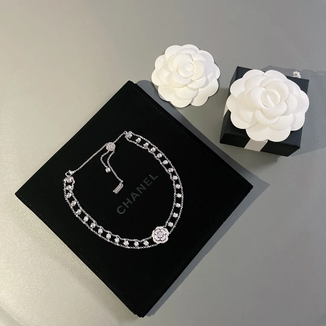 CHANEL Женское колье с кристаллами Camelia CHANEL Женское колье с кристаллами Camelia