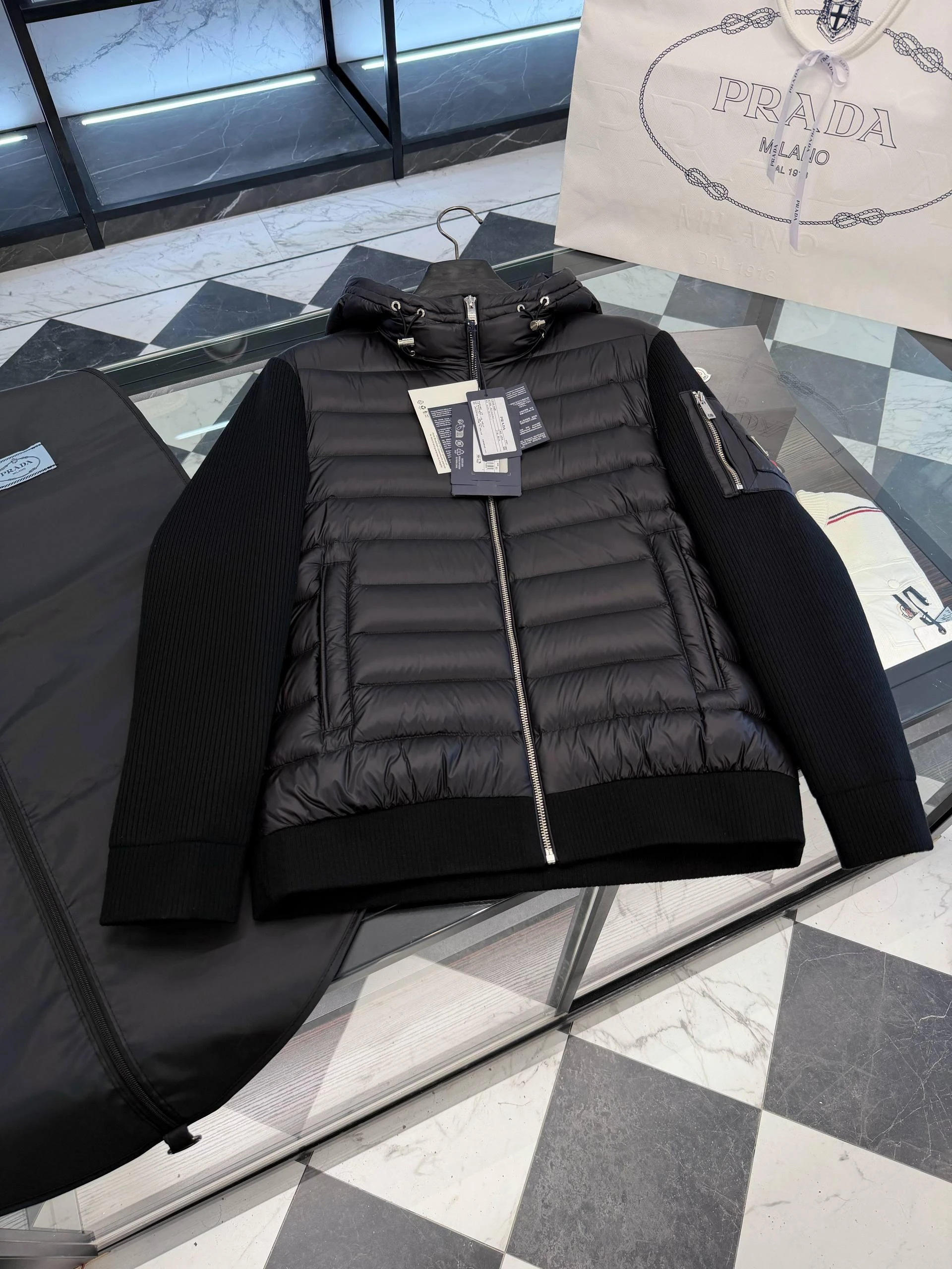 PRADA Мужская ветровка на пуховом наполнителе PRADA Мужская ветровка на пуховом наполнителе