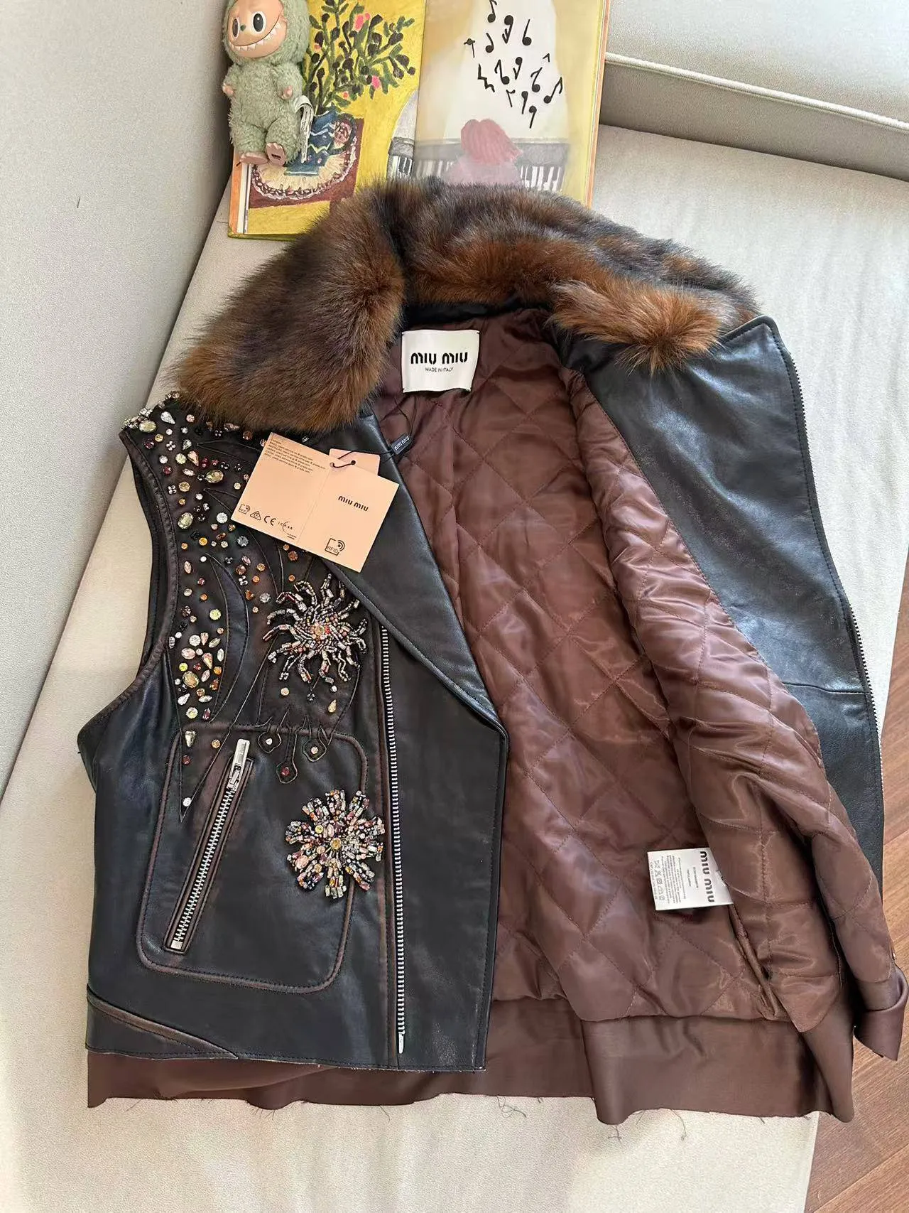 MIU MIU Женский кожаный жилет с вышивкой MIU MIU Женский кожаный жилет с вышивкой