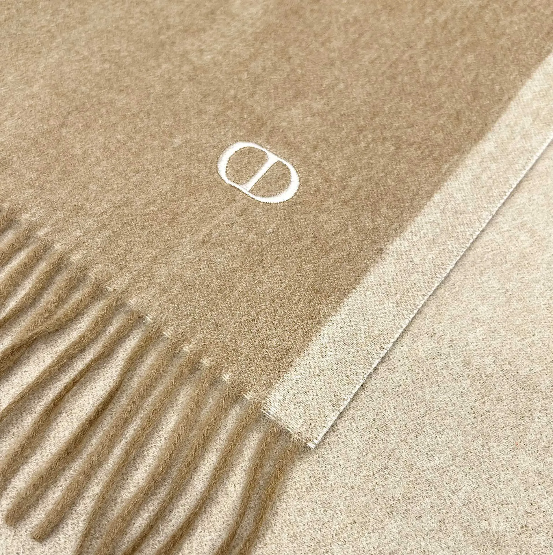 CHRISTIAN DIOR Женский шарф из кашемира CHRISTIAN DIOR Женский шарф из кашемира