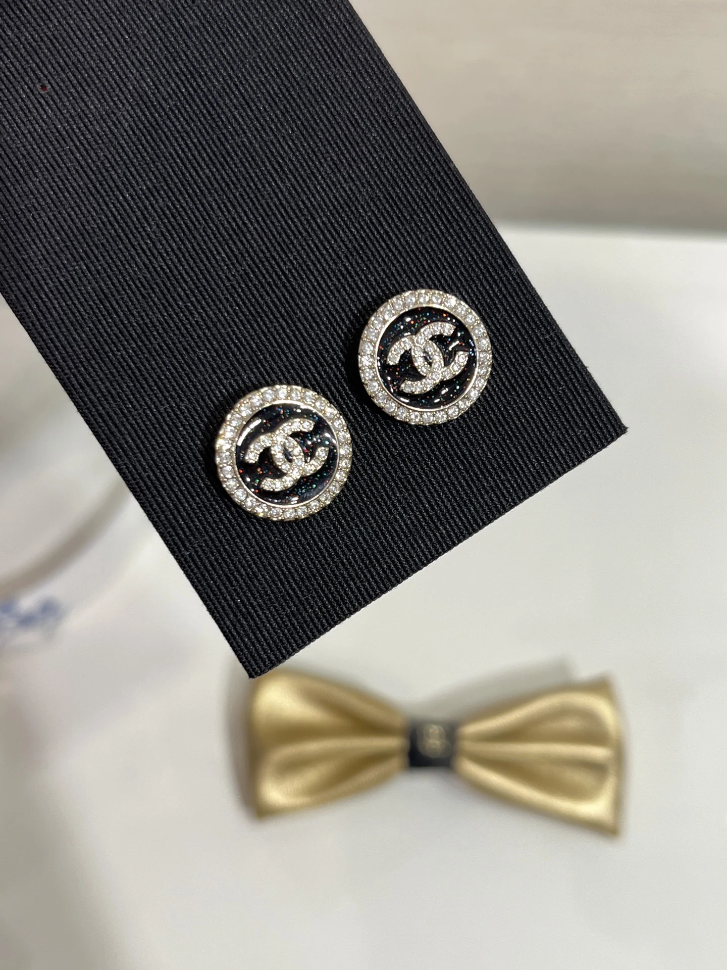 CHANEL Женские серьги из латуни с эмалью